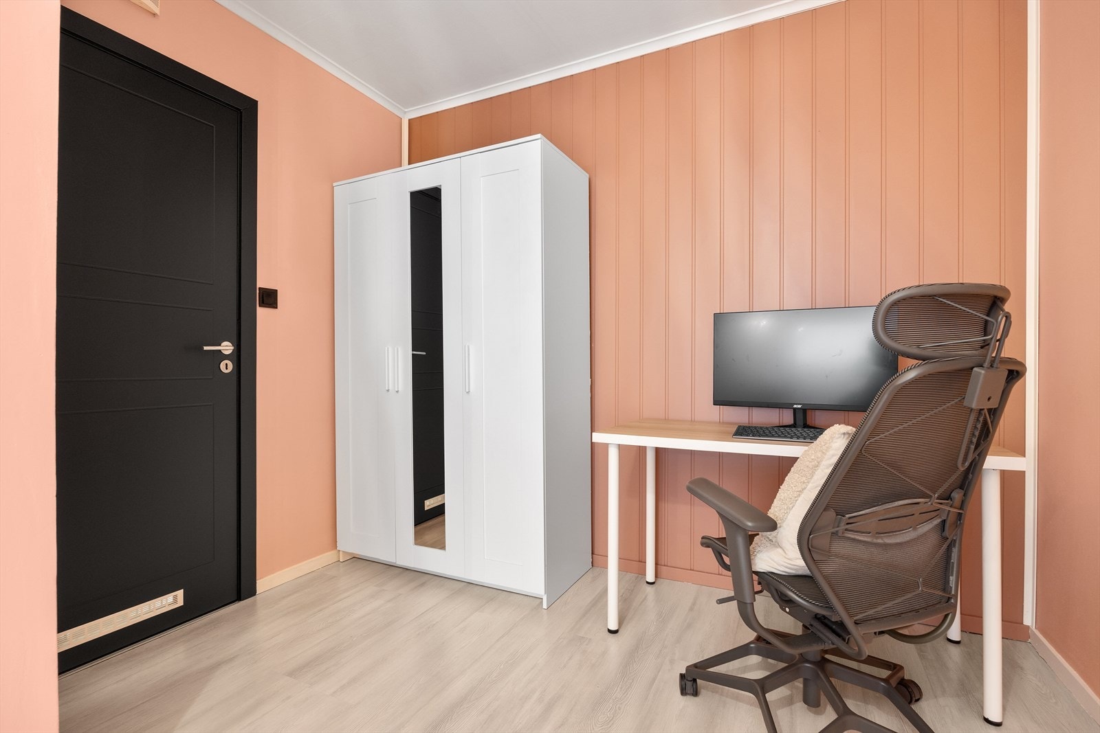 Soverommet har plass til seng, garderobe og kontorpult. Galleribilde