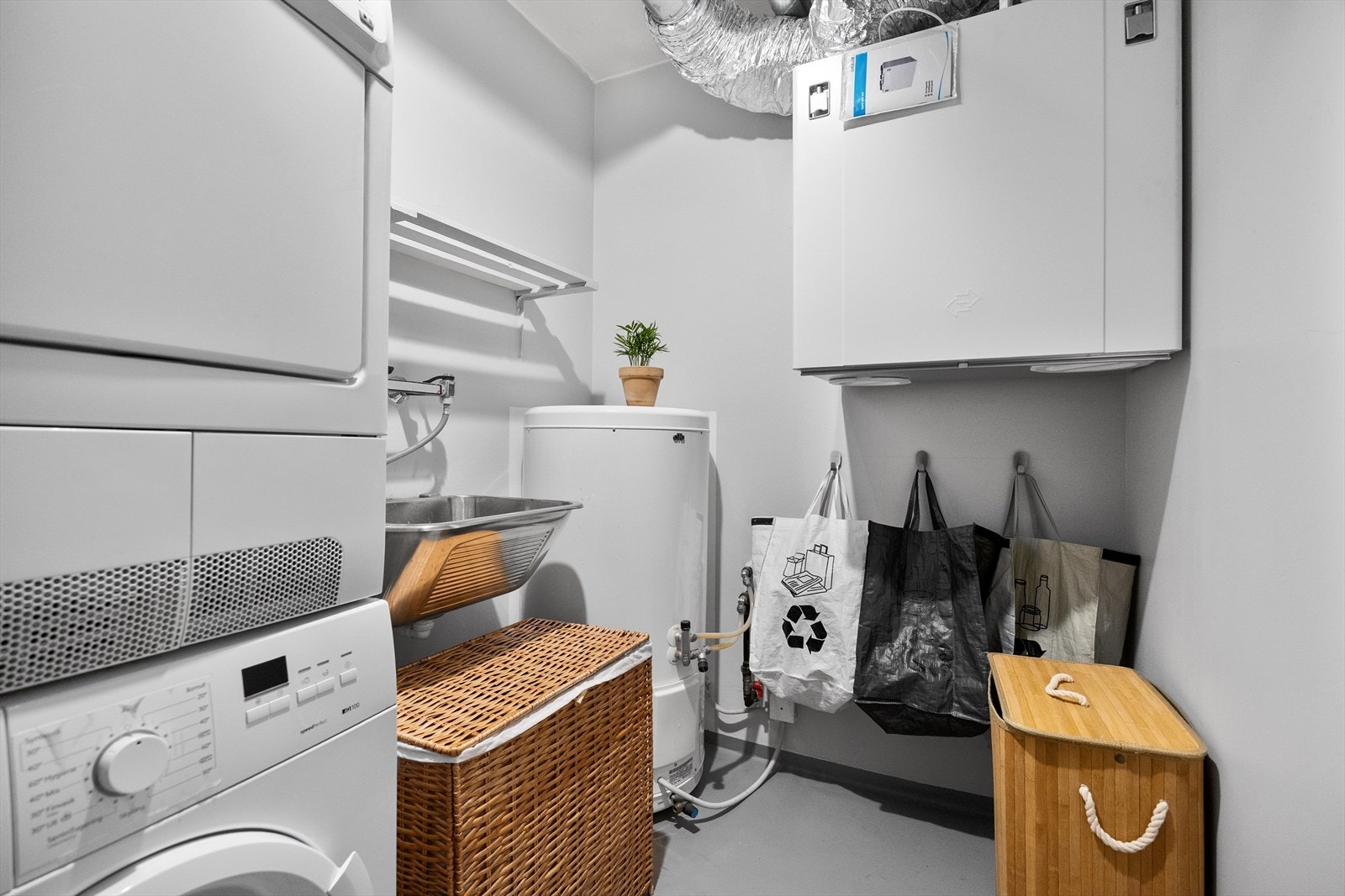 Praktisk vaskerom med opplegg til vaskemaskin. Galleribilde