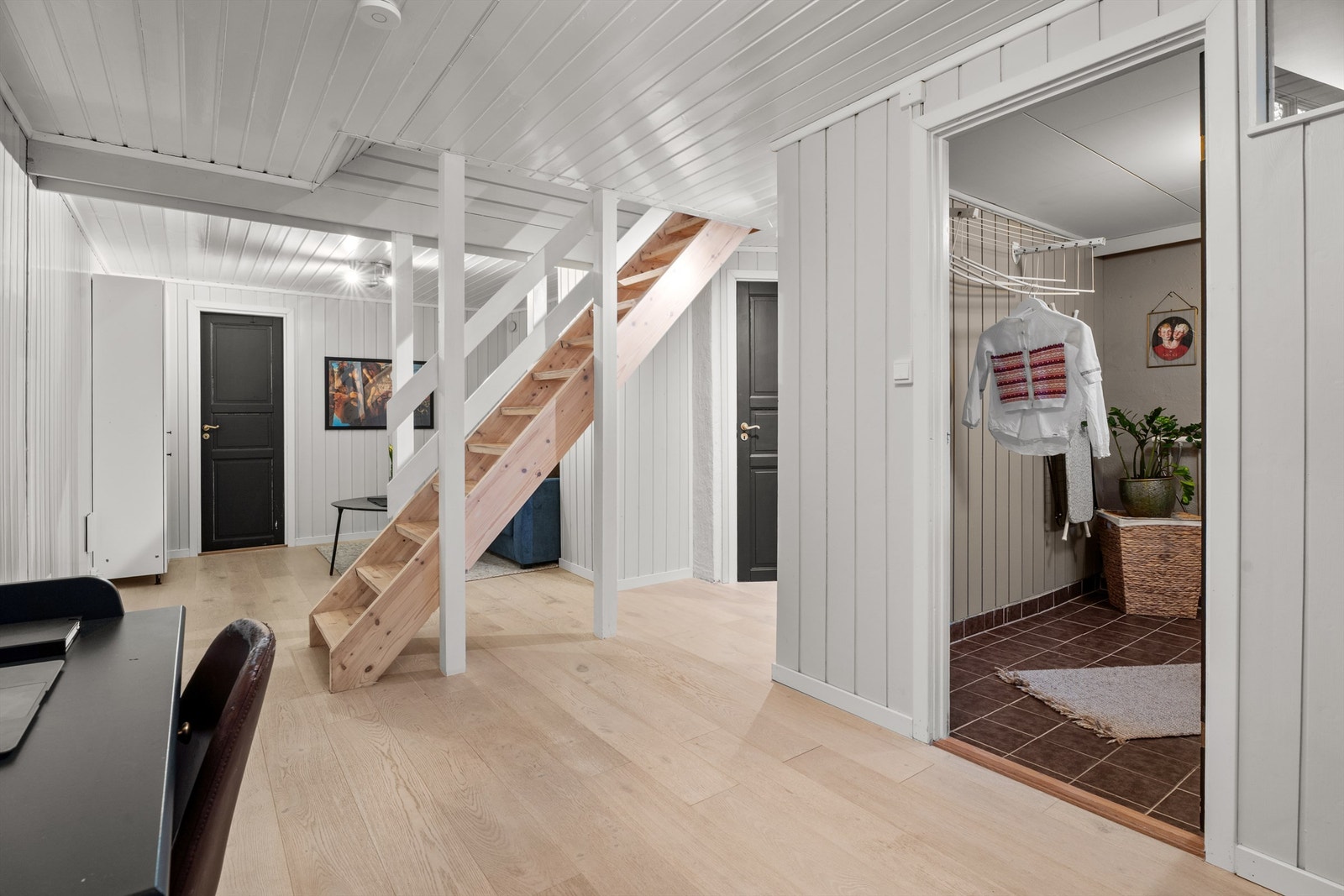 Kjelleretasje er innredet som kjellerstue, toalettrom, vaskerom og to boder.(kjeller er ikke godkjent til varig opphold) Galleribilde