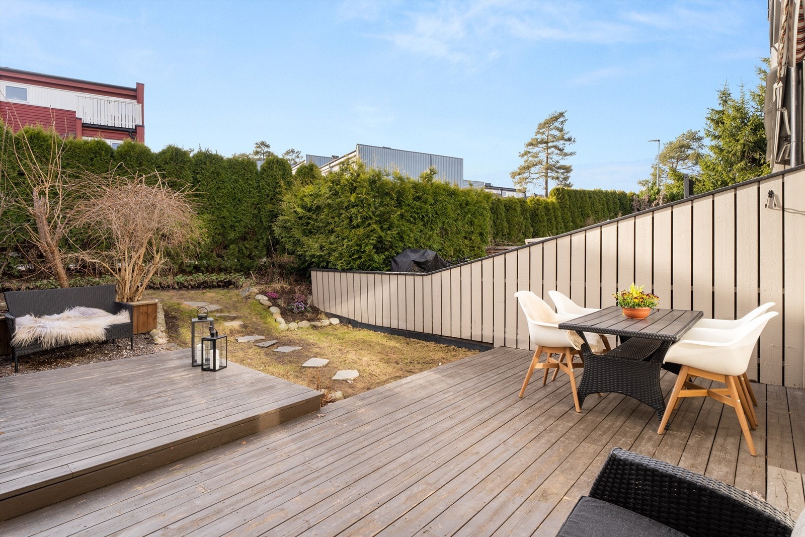 Rekkehus over tre plan med god planløsning og svært god intern beliggenhet på tunet med lite innsyn. Foto: Oh Shots Galleribilde