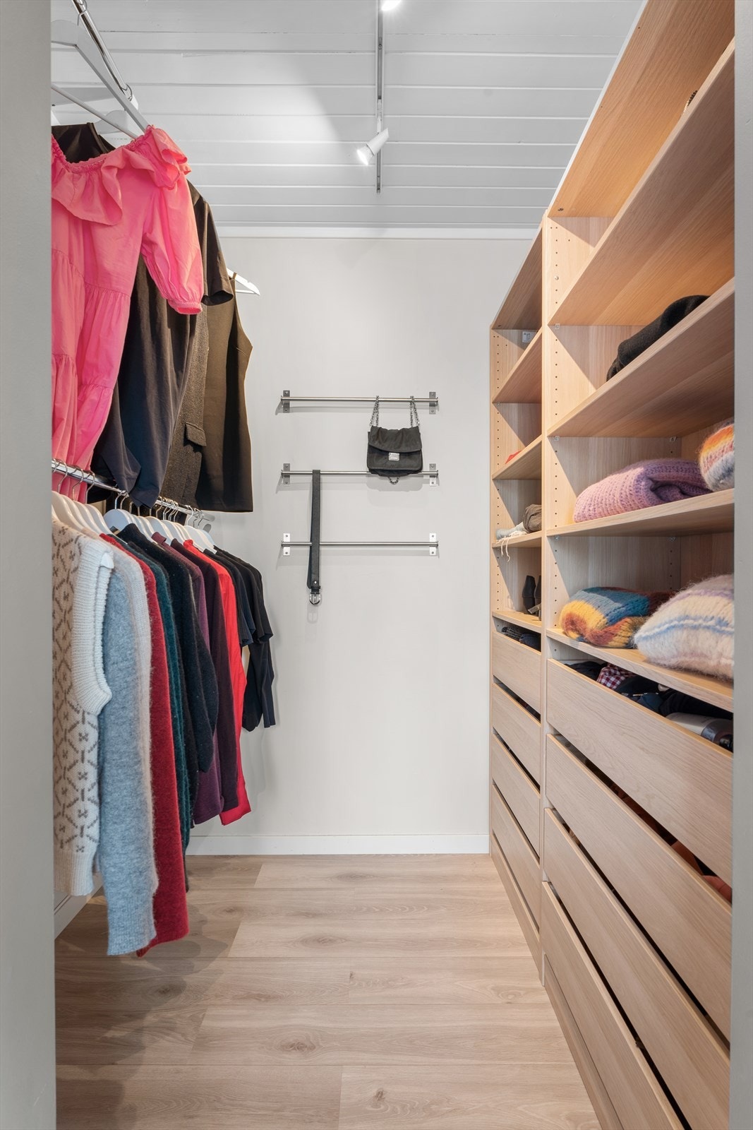 Walk-in-closet inredet med innredning fra IKEA og praktisk heng på andre siden. Galleribilde