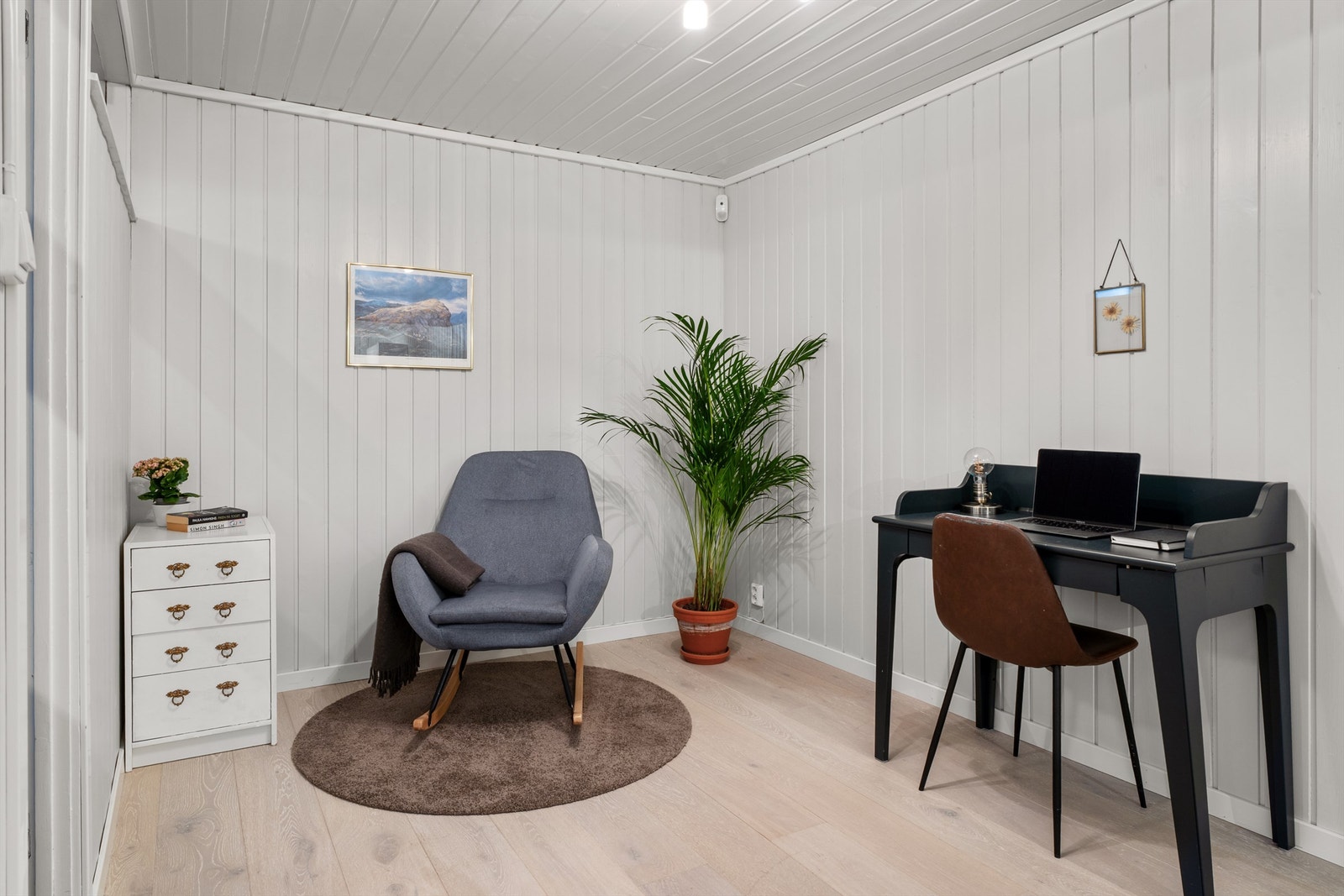 Deler av kjellerstuen blir i dag brukt som kontor/hobbyrom og lesekrok. Galleribilde