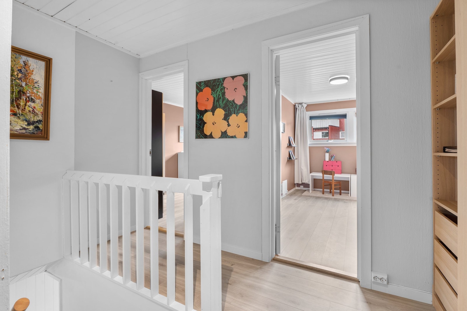 Luftig gang med plass til skap for lagring - (skap medfølger ikke). Galleribilde