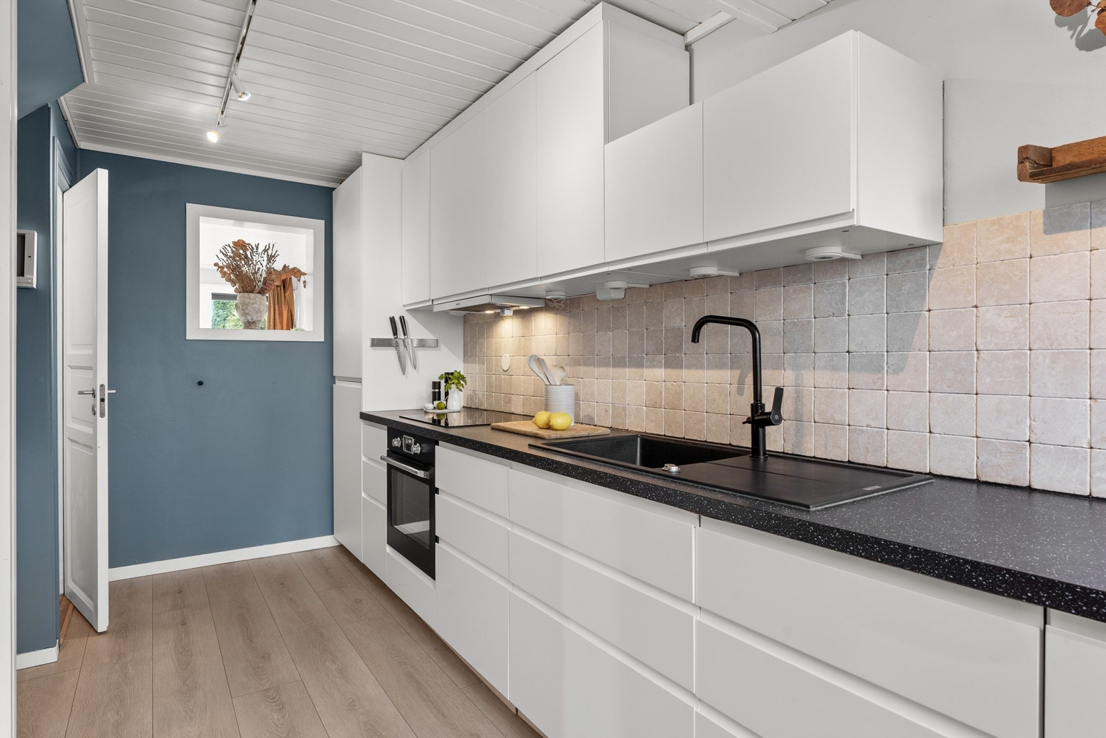 Kjøkkenet er godt utstyrt med integrert stekeovn, platetopp, oppvaskmaskin og kjøleskap med frysedel. Alle hvitevarer på kjøkken medfølger. Galleribilde