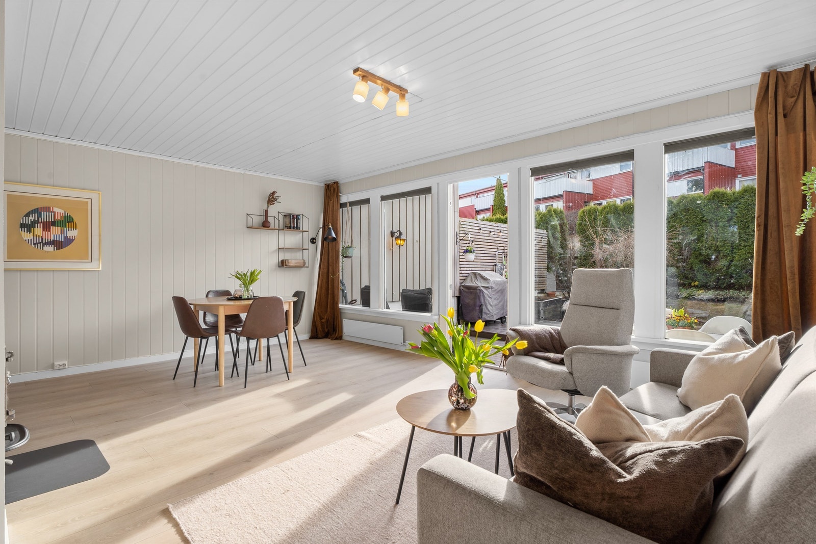 Fra stuen er det utgang til en usjenert, sørvestvendt markterrasse og hage. Galleribilde