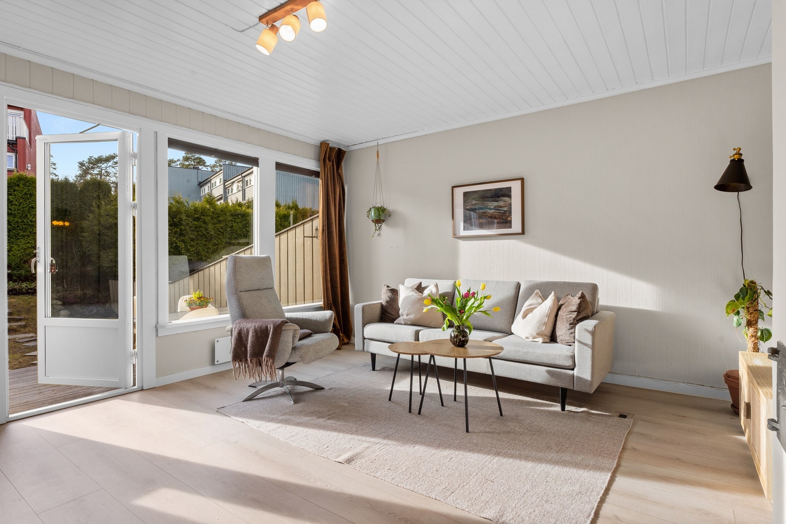 Lys og trivelig stue med store vindusflater som slipper inn rikelig med dagslys. Galleribilde
