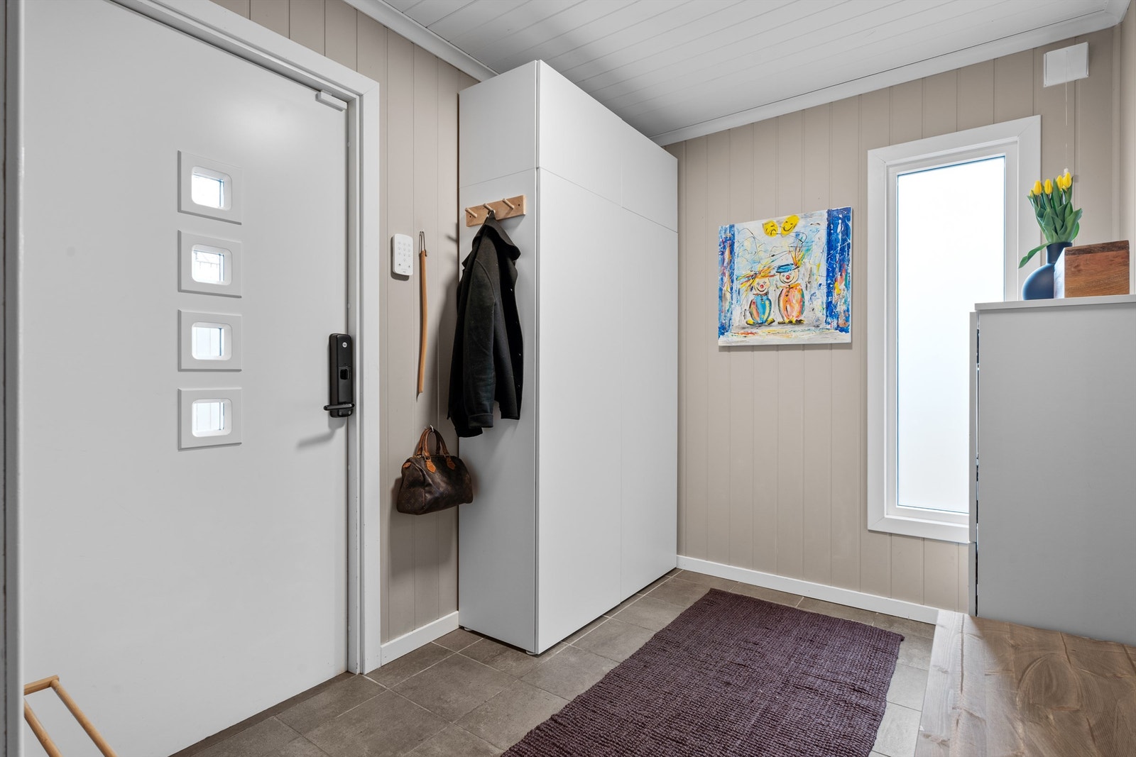 Vindfang - Romslig vindfang på ca. 6 kvm med gode oppbevaringsmuligheter for yttertøy til små og store. Galleribilde