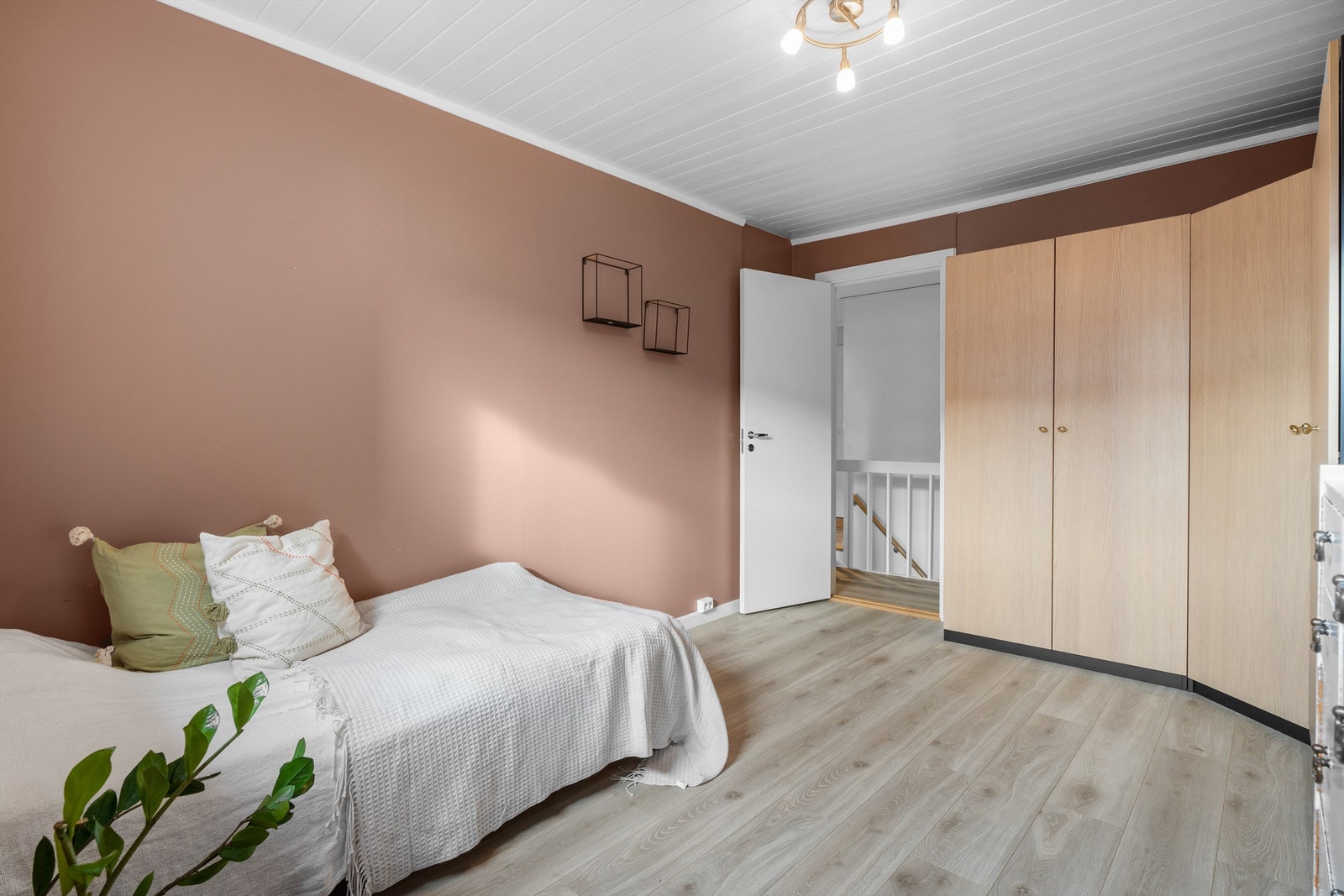 Soverom lll - Soverom er også av god størrelse og kan brukes som gjesterom, kontor eller barnerom. Galleribilde