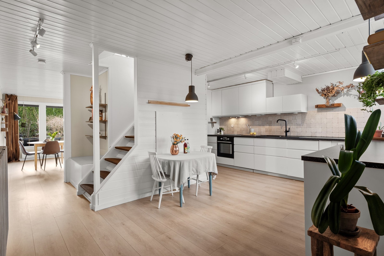 På kjøkkenet er det plass til å innrede med et hyggelig frokostbord. Galleribilde
