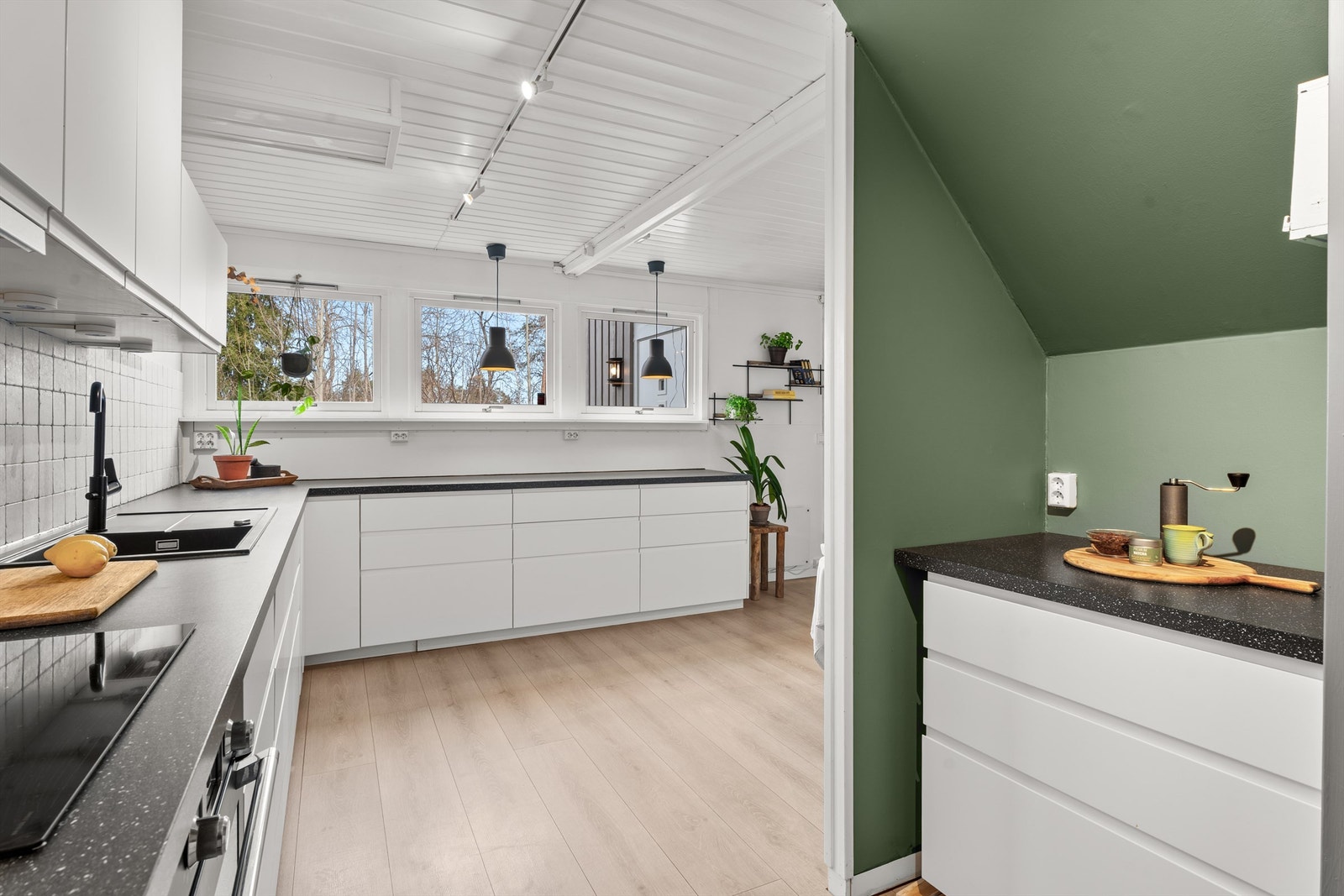 Det er rikelig med oppbevaringsplass. Den gode benkeplassen gjør det enkelt med matlaging i hverdagen. Galleribilde