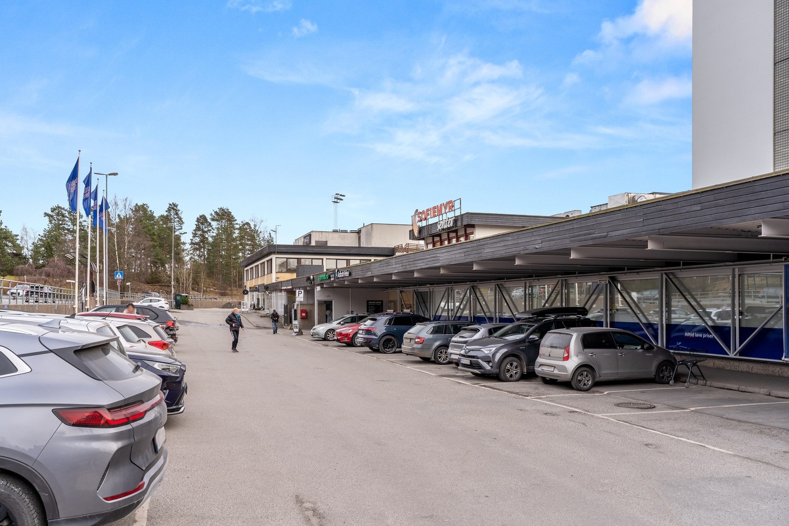 Noen få meter fra boliger finner du Sofiemyr senter med bl.a. Rema 1000, apotek, Fargerike og andre ulike service, helse- og treningstilbud. Galleribilde