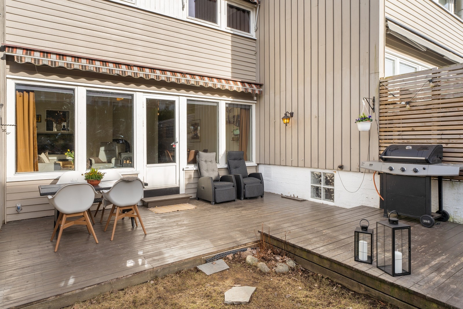 Fra stuen er det utgang til solrik terrasse på ca. 24m² og hageparsell. Galleribilde