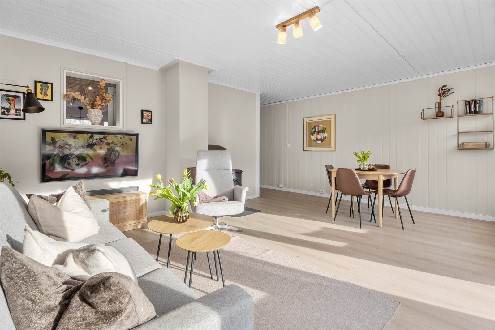 Det er god plass til å innrede med spisebord i stuen, slik at du kan invitere venner og familie på middag. Galleribilde