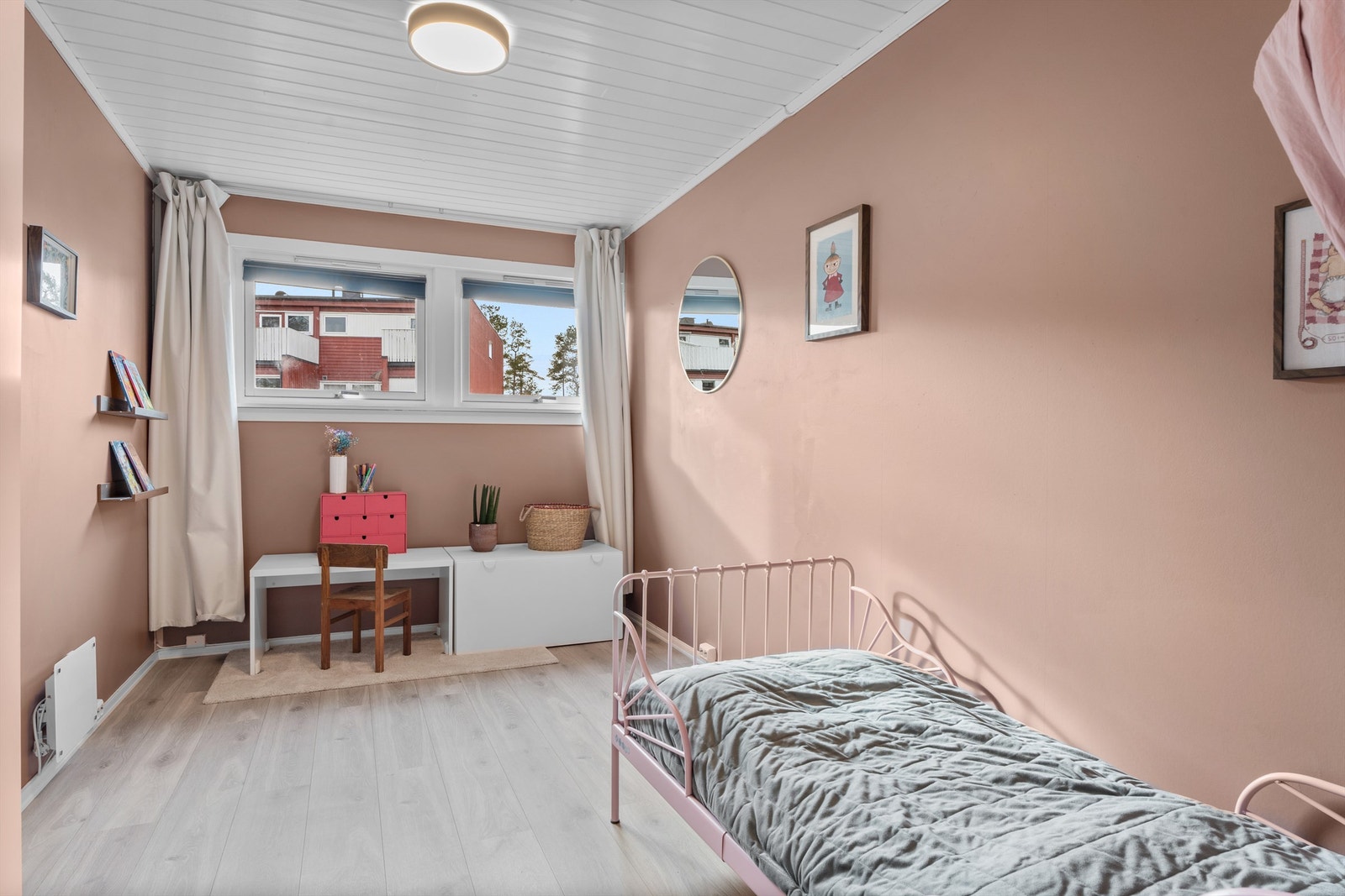 Soverom ll - Her er det god plass til seng, pult eller annet ønskelig møblement. God oppbevaringsplass i garderobe. Galleribilde