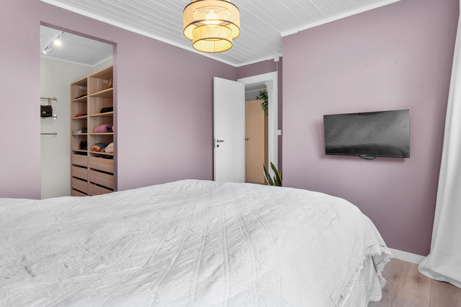 I tilknytning hovedsoverom er det praktisk walk-in-closet. Galleribilde