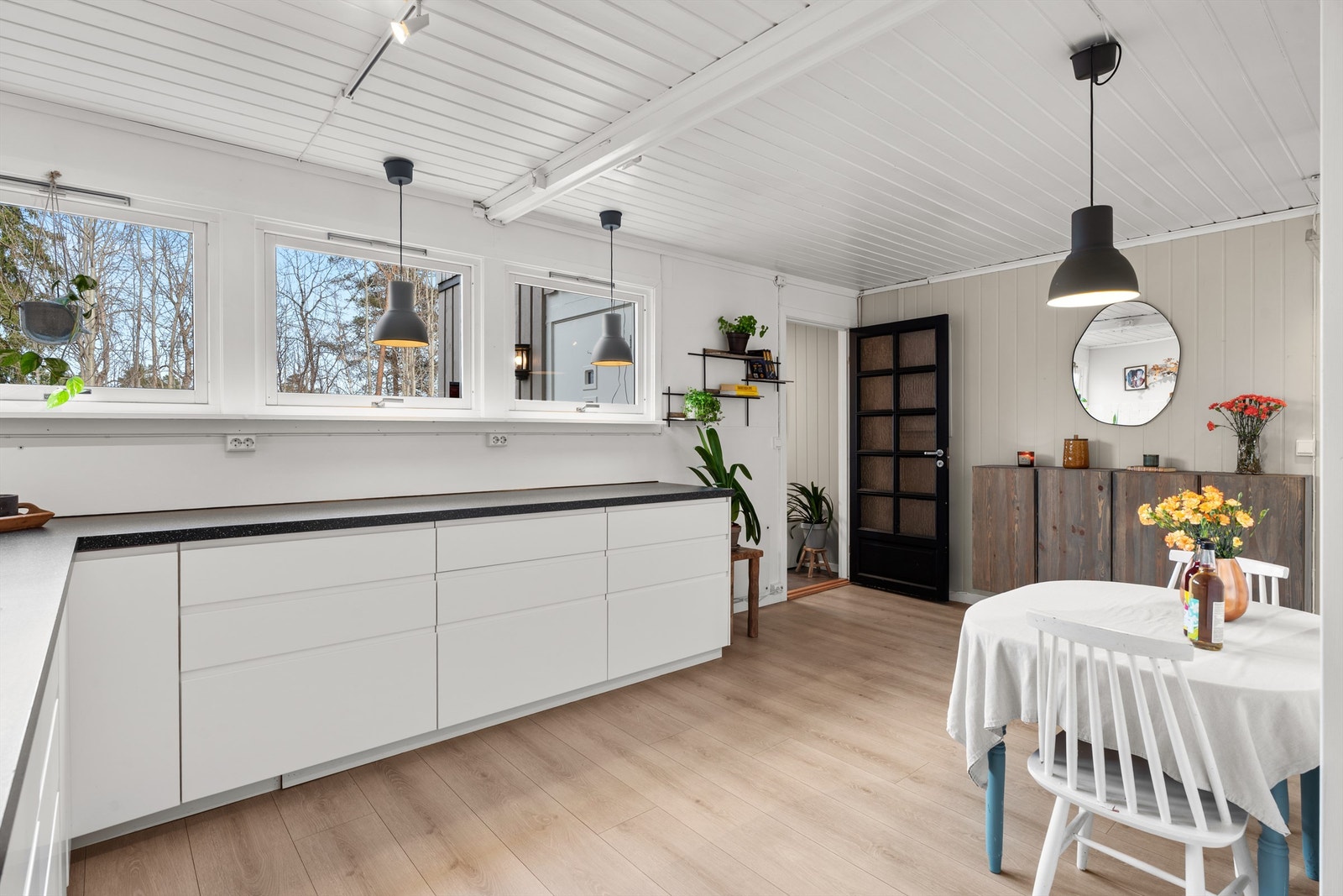 Vinduer er orientert mot nordøst og her titter morgensol inn. Galleribilde