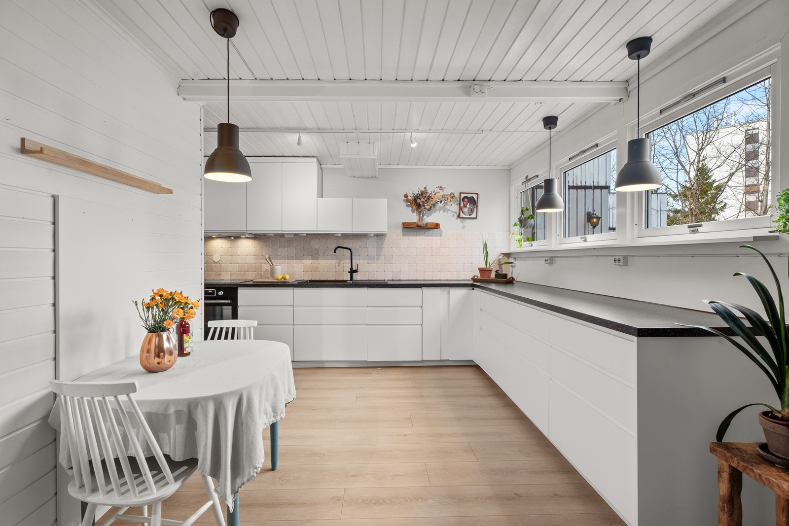 Moderne kjøkken fra 2014 med innredning fra IKEA. Det ble montert nye fronter og hvitevarer i 2022. Galleribilde