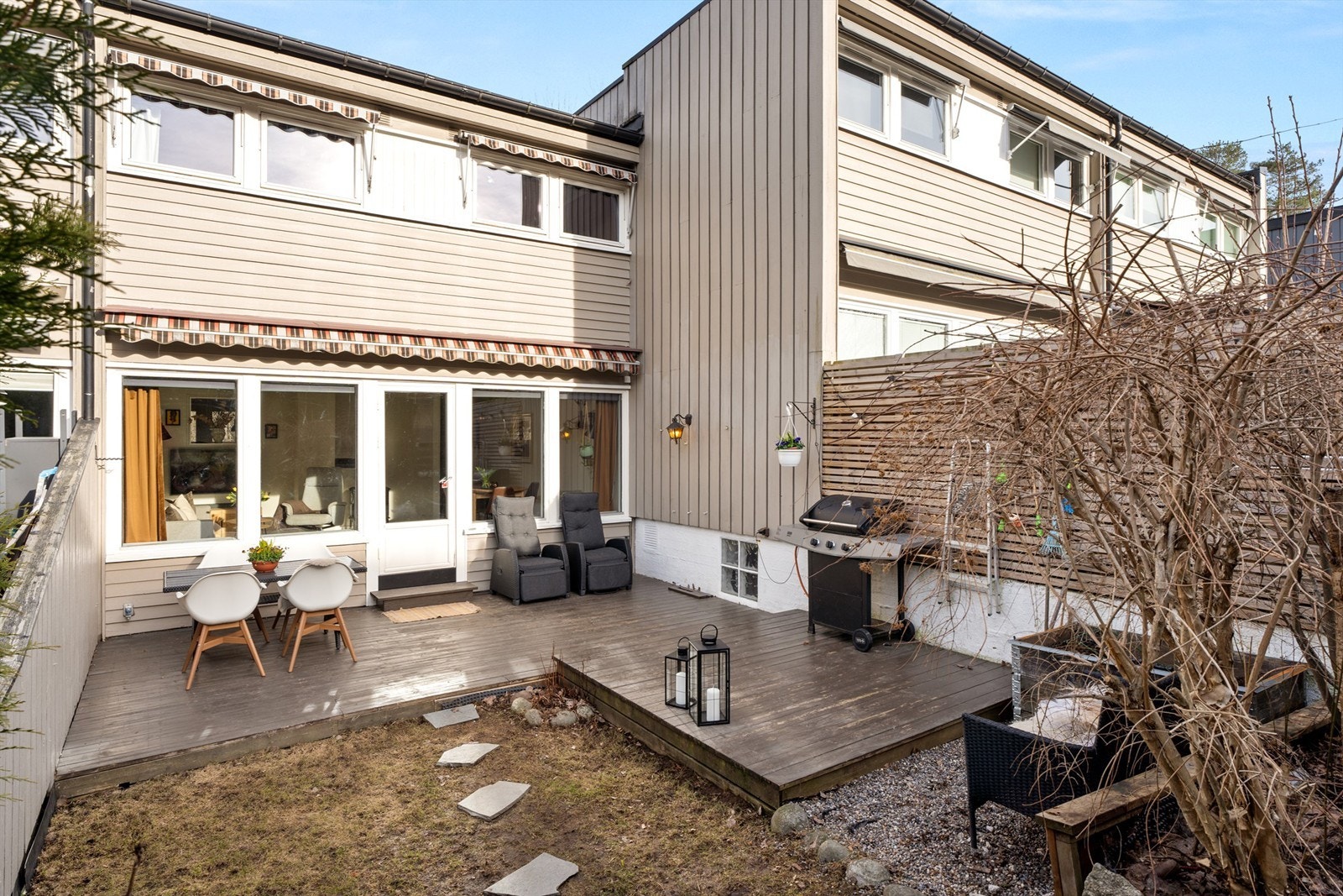 Sydvestvendt og solrik markterrasse på ca. 24m² med hage - Foto: Oh Shots Galleribilde