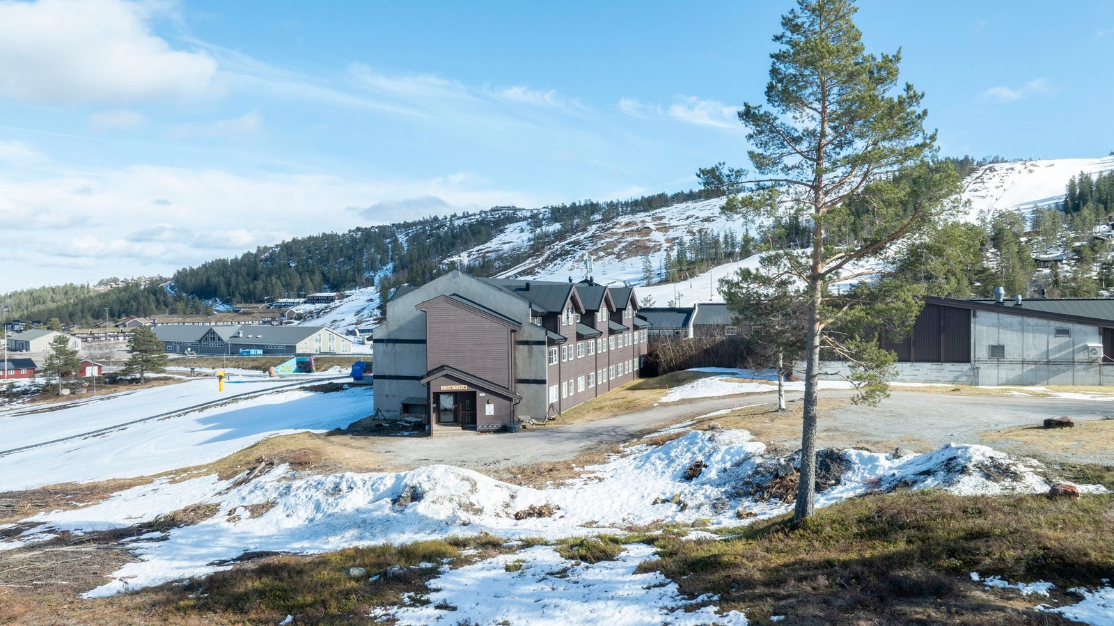 Det er kun ca. 200 meter til nærmeste alpinbakke, og Gautefall Alpinsenter byr på flere nedfarter og heiser som passer for både nybegynnere og erfarne alpinister. Galleribilde