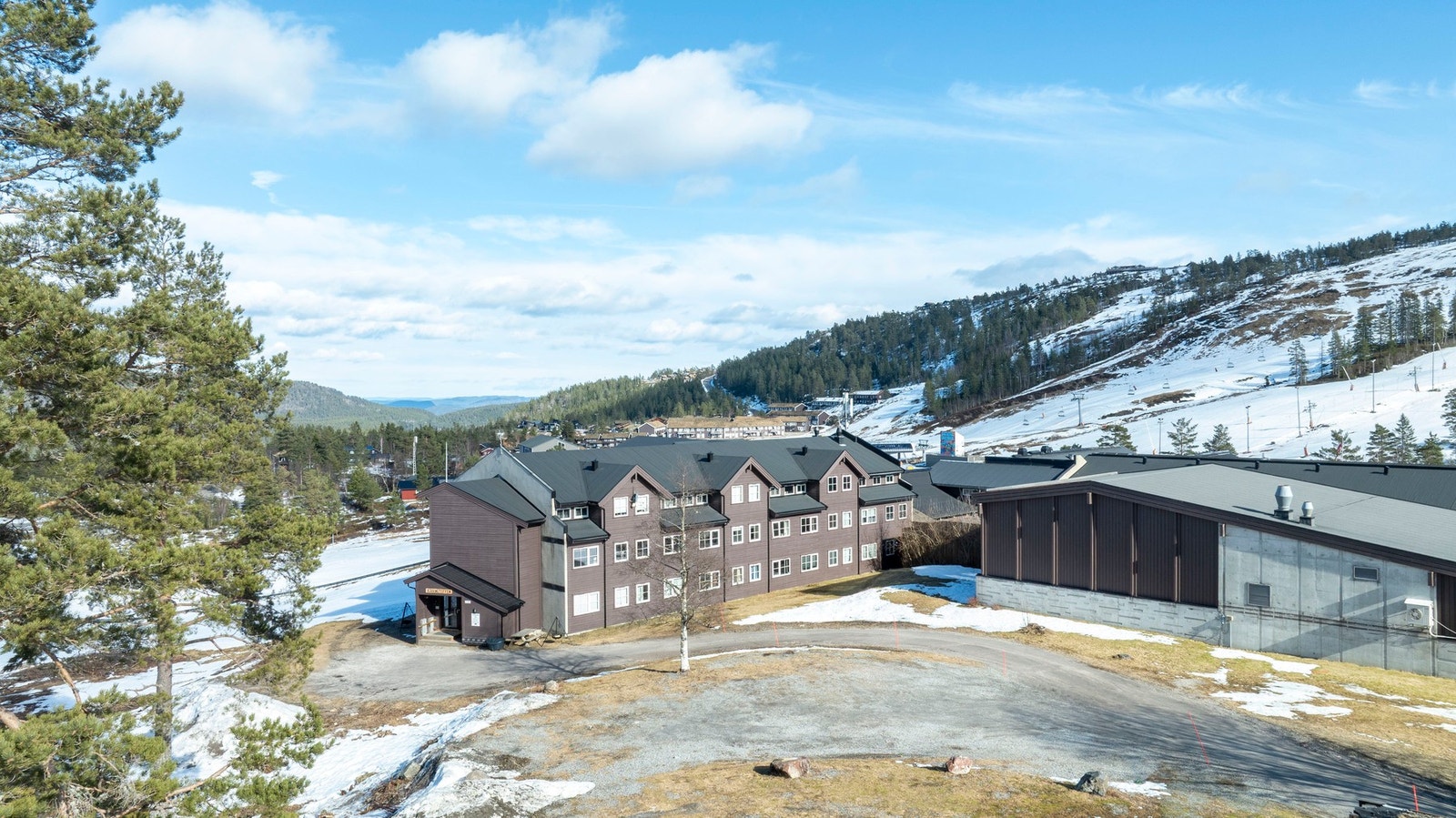 For langrennsentusiaster går preparerte løyper nærmest rett utenfor døren, med ca. 56 meter til nærmeste løype og hele 70 km løypenett innen kort avstand. Galleribilde