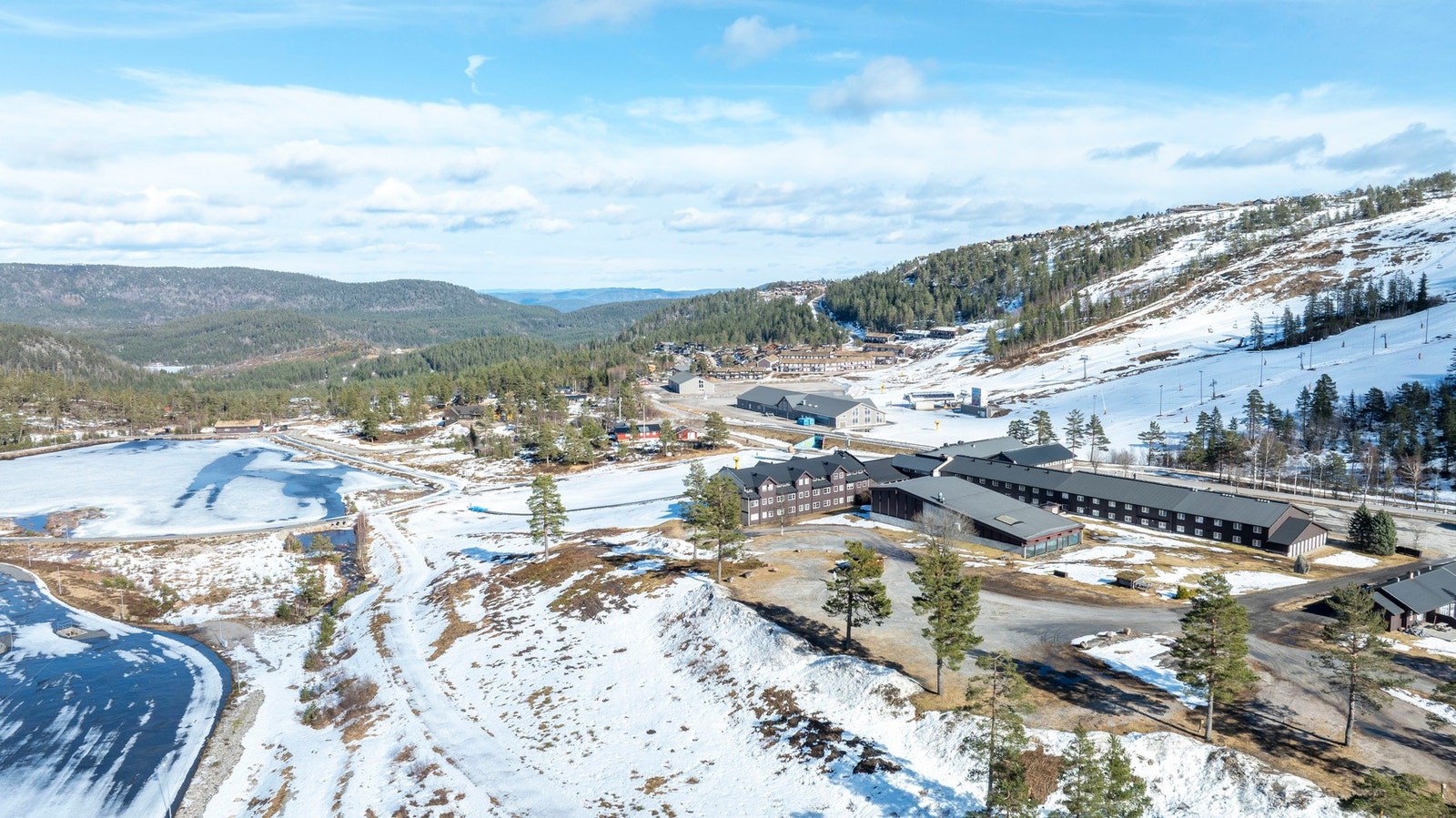 Området er også et eldorado for helårsaktiviteter, med gode turmuligheter, toppturer og rekreasjon i vakker natur. Galleribilde