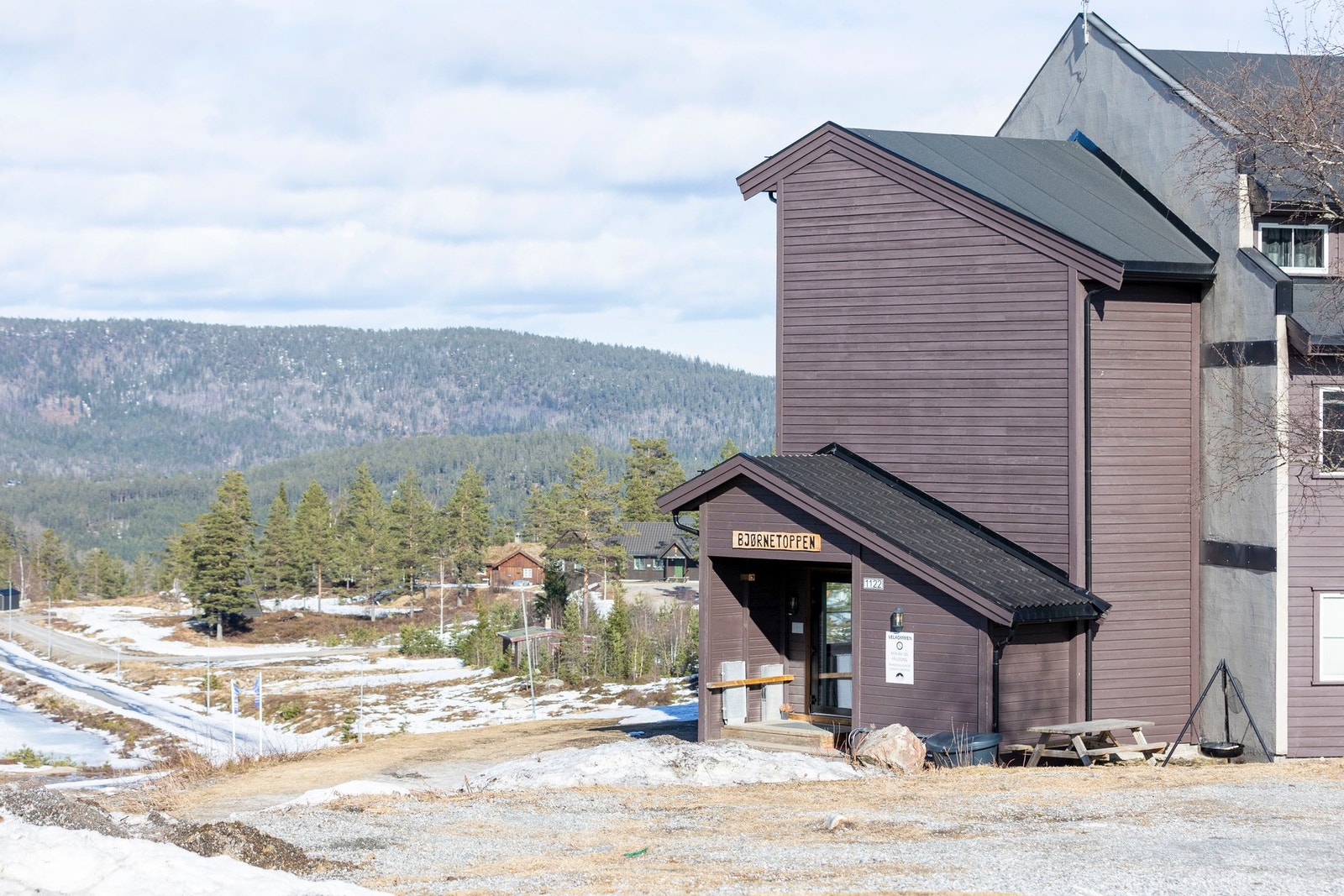 Eiendommen har en attraktiv og naturskjønn beliggenhet på Gautefall, ca. 460 moh, med umiddelbar nærhet til flotte frilufts- og aktivitetstilbud året rundt. Galleribilde