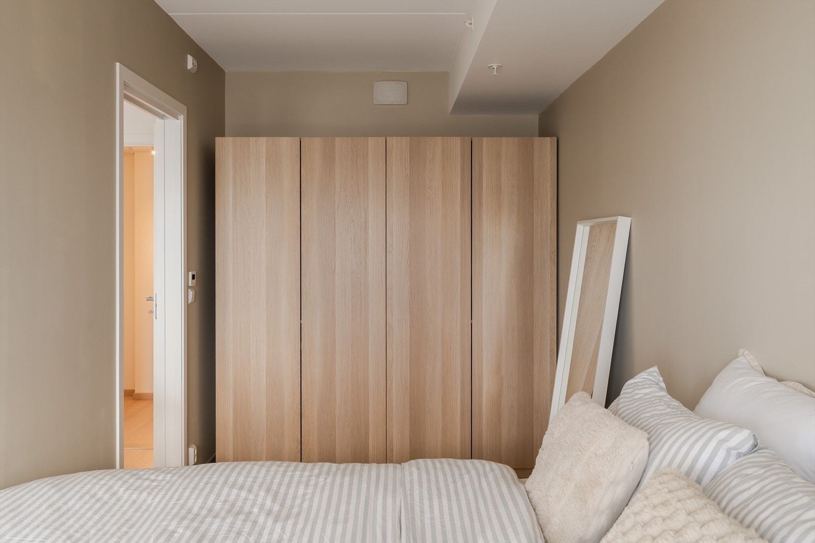 Det er god plass til garderobeløsning på soverommet. Galleribilde