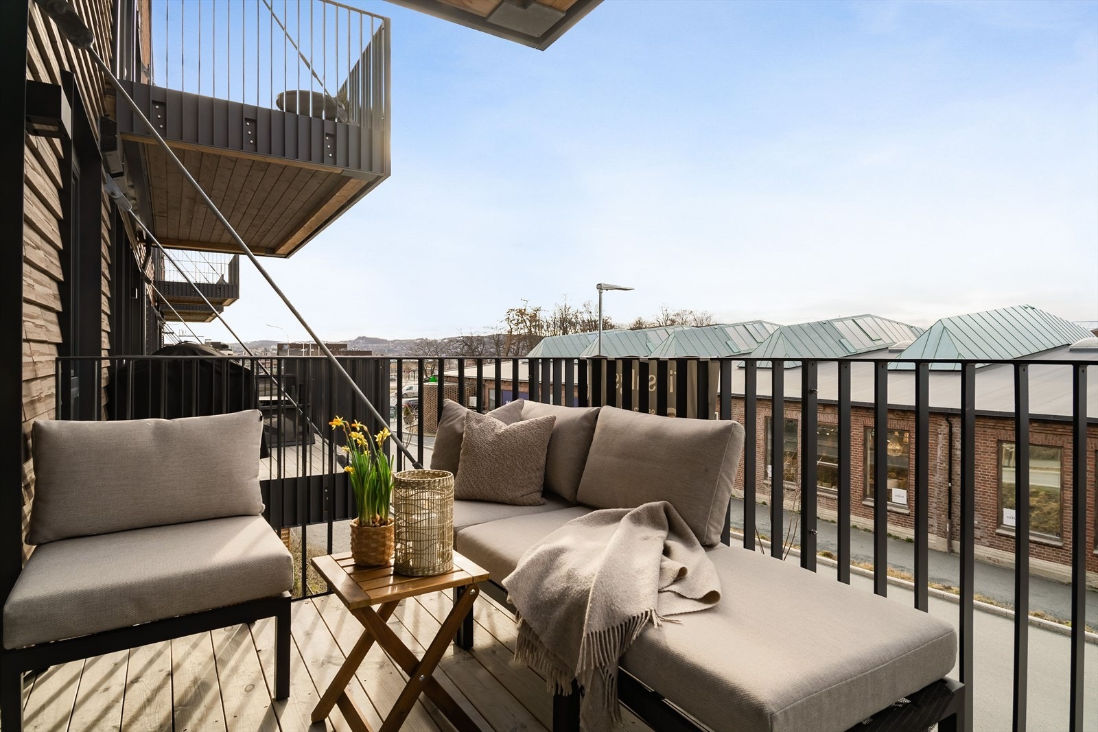 Privat og solrik balkong - en perfekt forlengelse av stuen i sommerhalvåret. Galleribilde