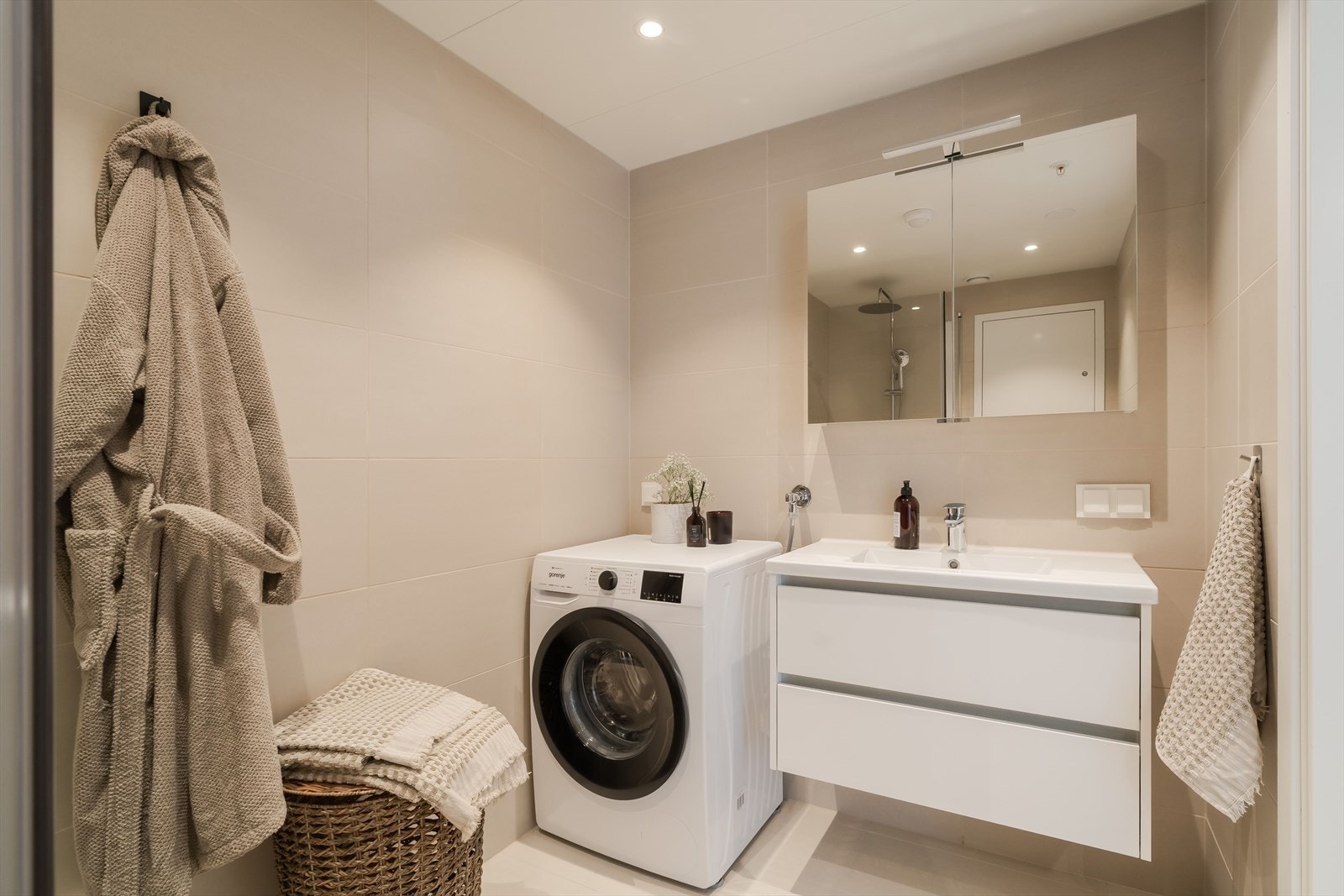 Flott stilrent bad med varme i gulv som har fått TG 0 fra takstmann og har opplegg til vaskemaskin. Galleribilde