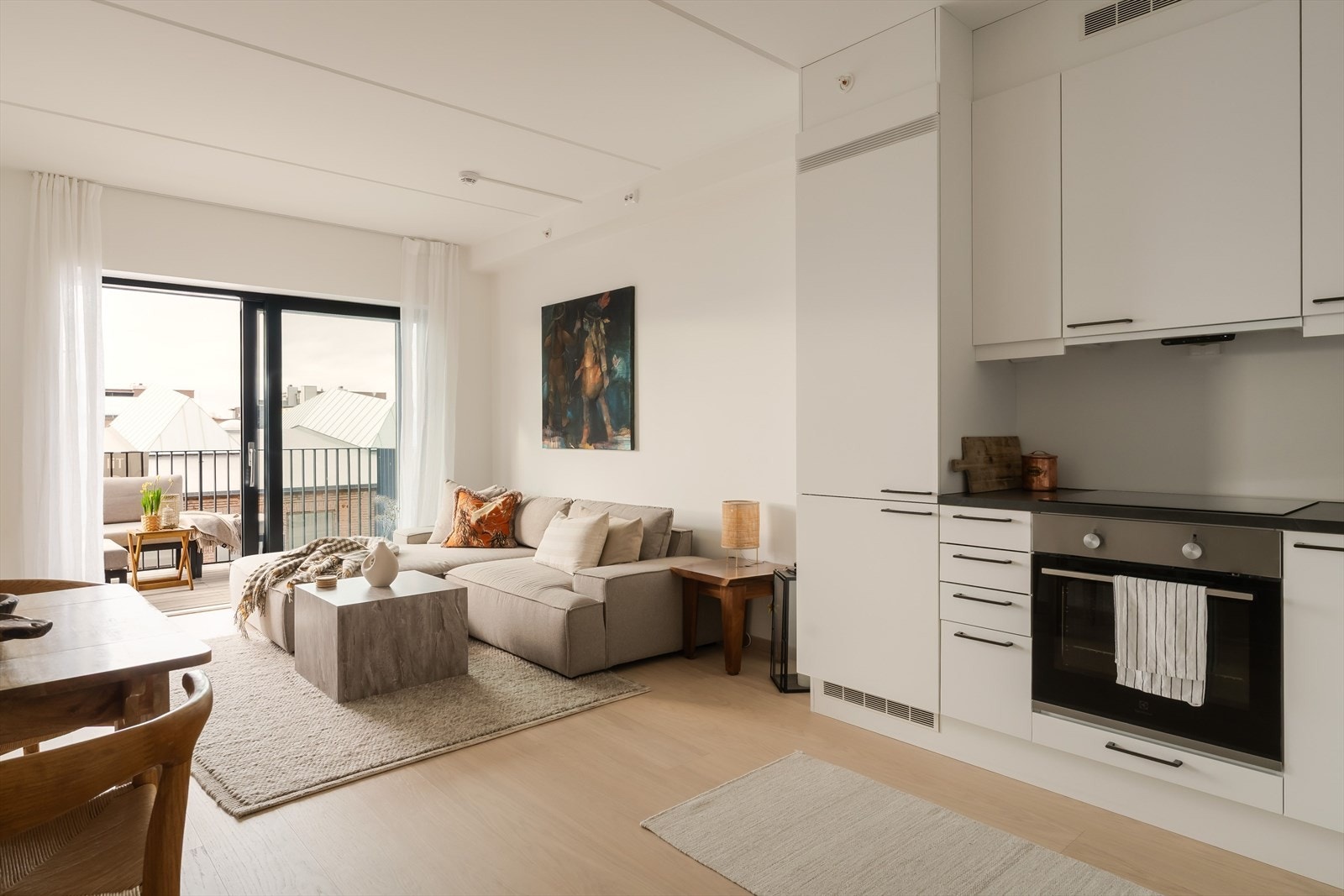 Den åpne stue- og kjøkkenløsningen gir en fantastisk romfølelse og rikelig med naturlig lys. Galleribilde