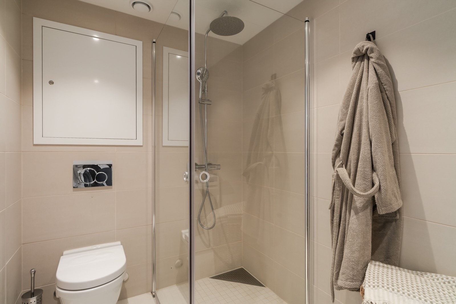 Her er det lagt vekt på kvalitet i alle ledd, med regndusj og moderne servantløsning. Galleribilde