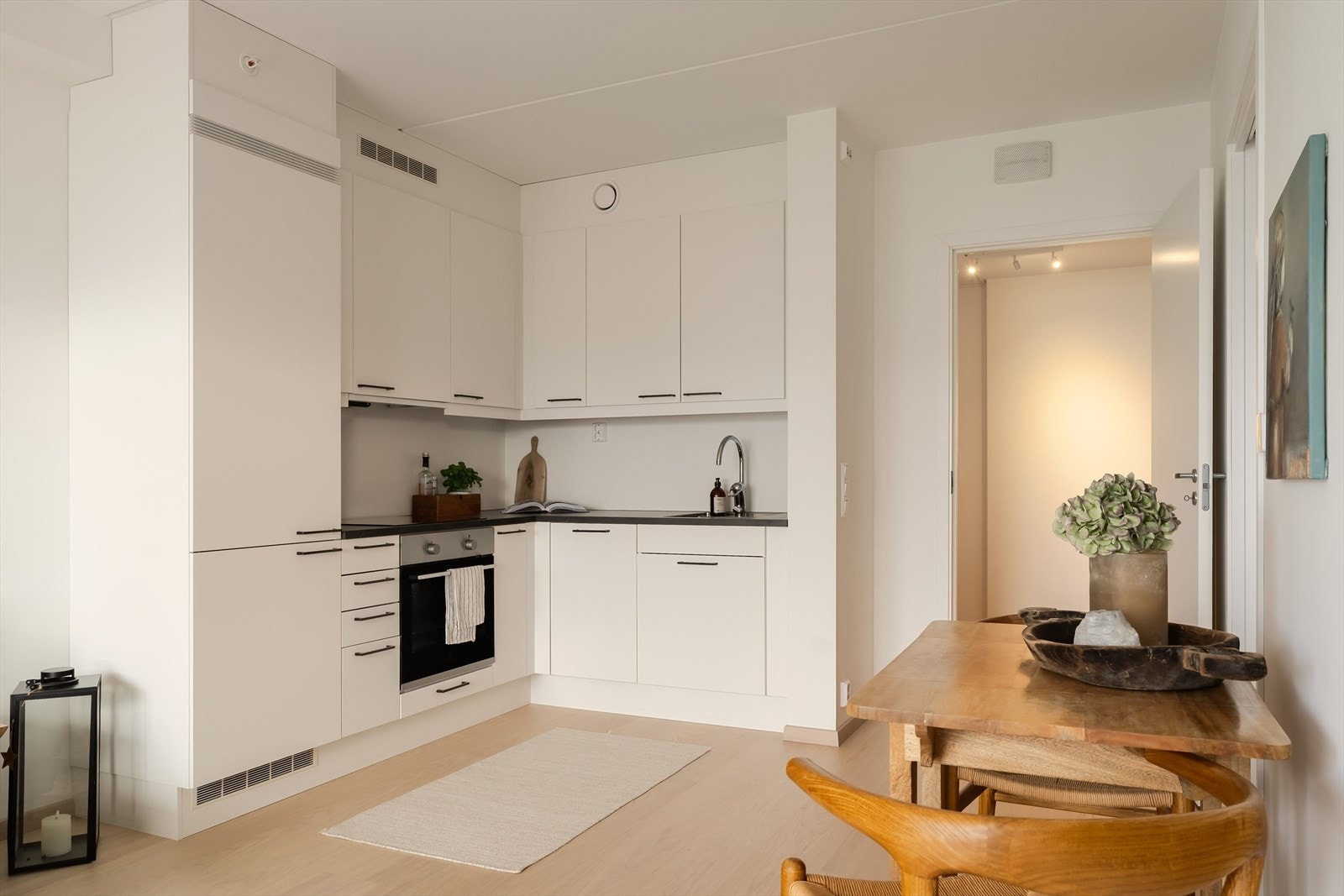 Moderne hjørnekjøkken med integrerte hvitevarer og rikelig med skapplass. Galleribilde