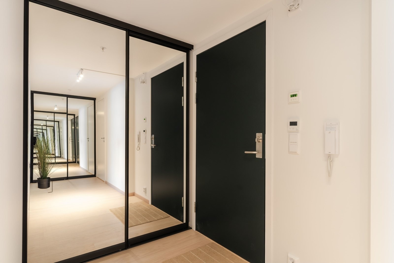 Innbydende inngangsparti med god plass til yttertøy og sko. Galleribilde