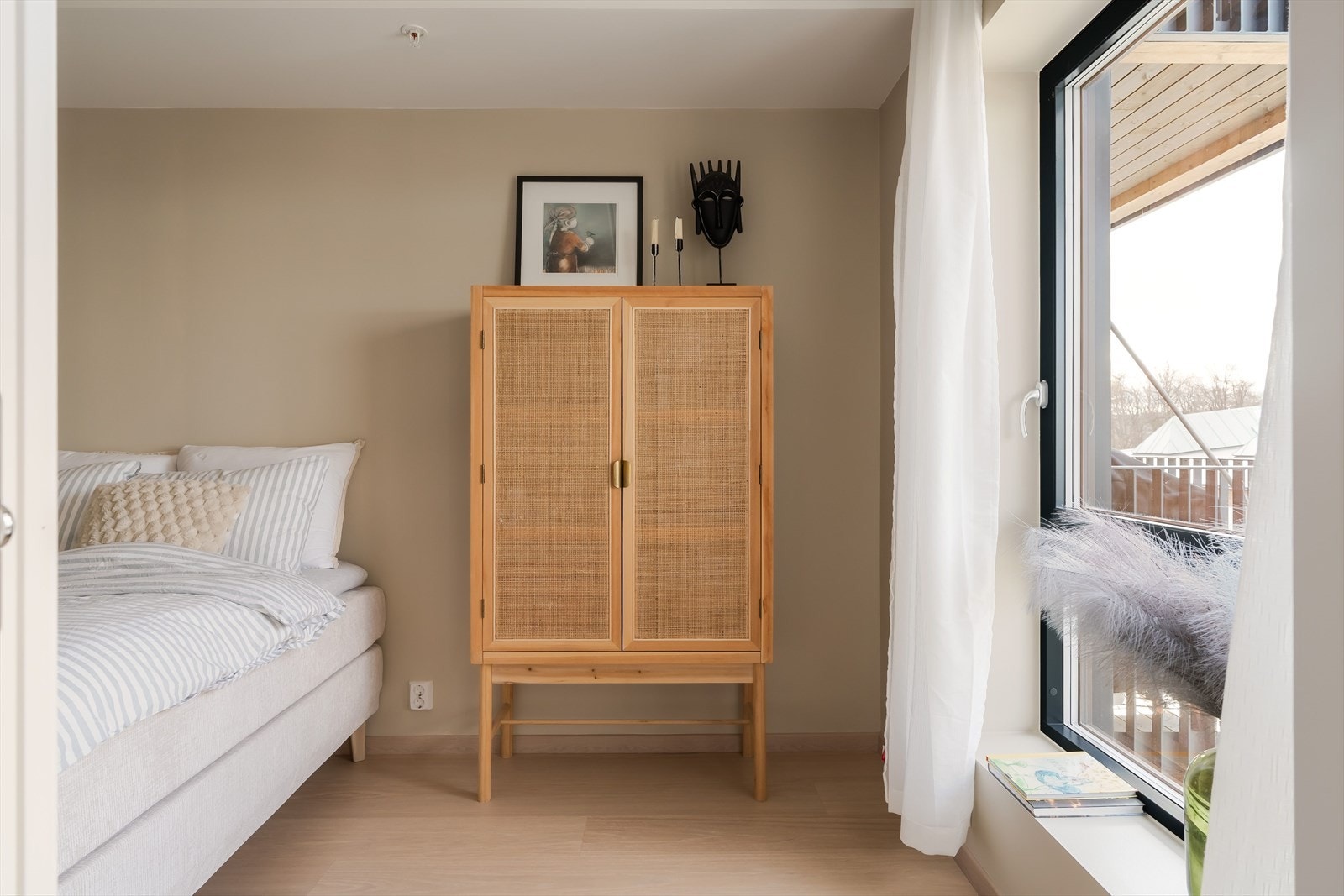 Store vinduer gir en god start på dagen i lyse omgivelser. Galleribilde