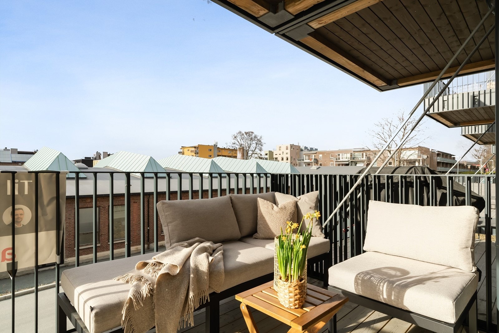 Her er det god plass til både sittegruppe og grill for hyggelige sammenkomster. Galleribilde