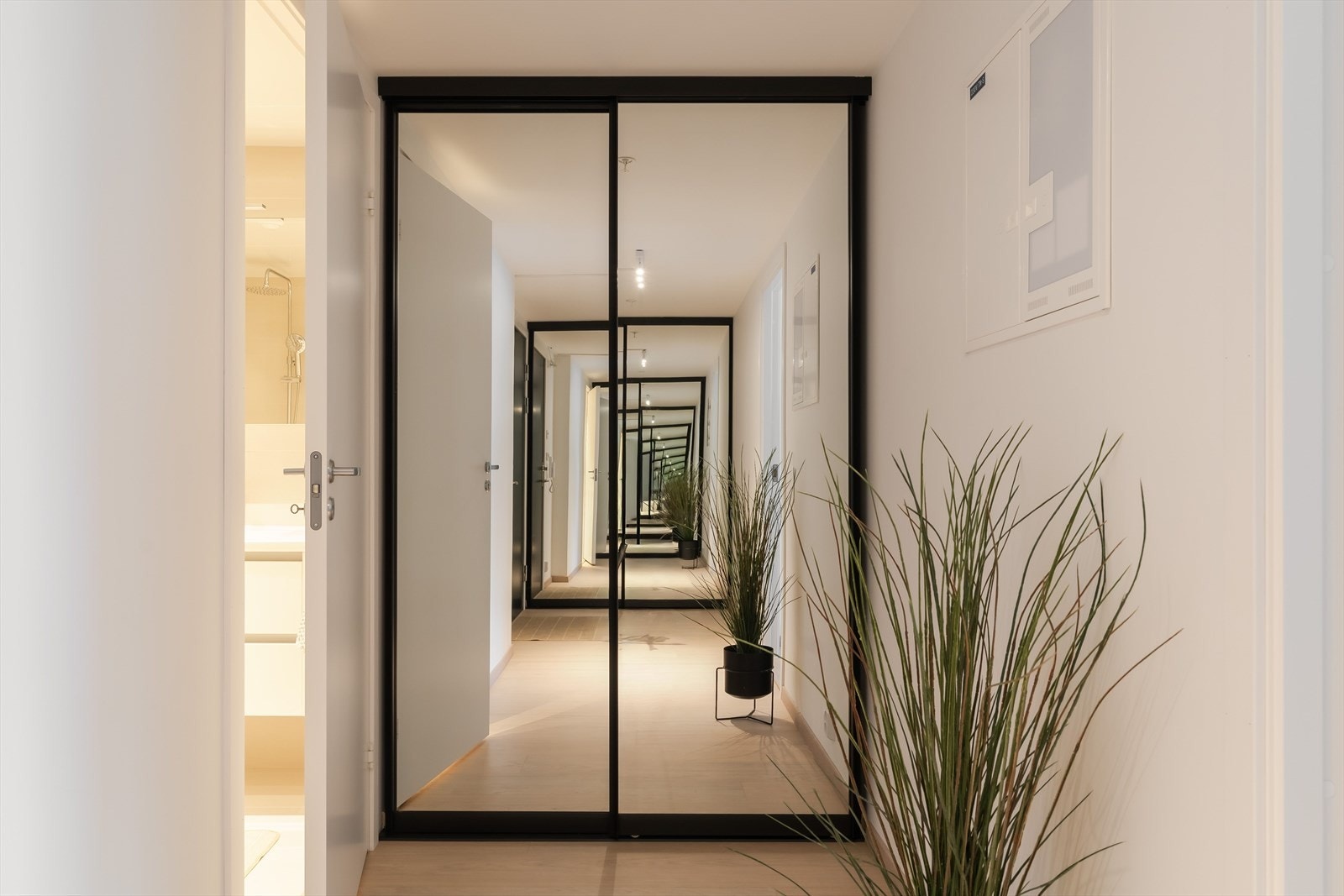 Leiligheten har plassbygd garderobeløsning i begge ender av gangen. Galleribilde