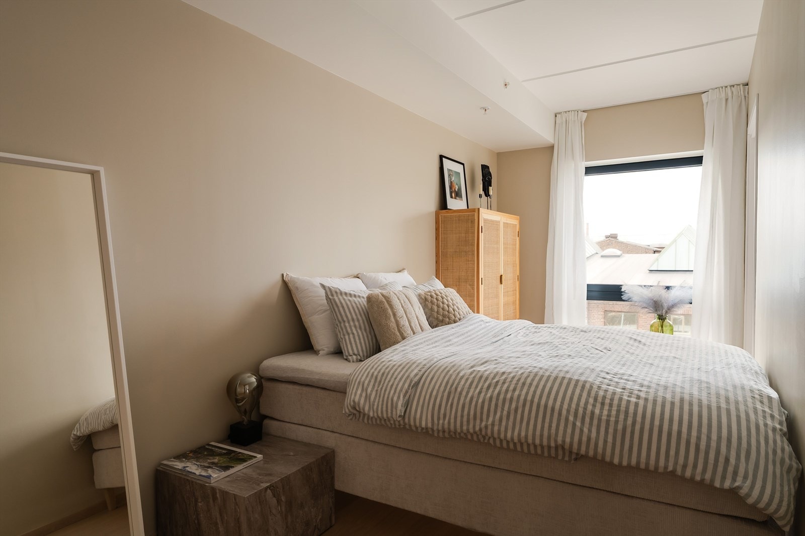 Et lunt og romslig soverom på 12m². med god plass til dobbeltseng og nattbord. Galleribilde