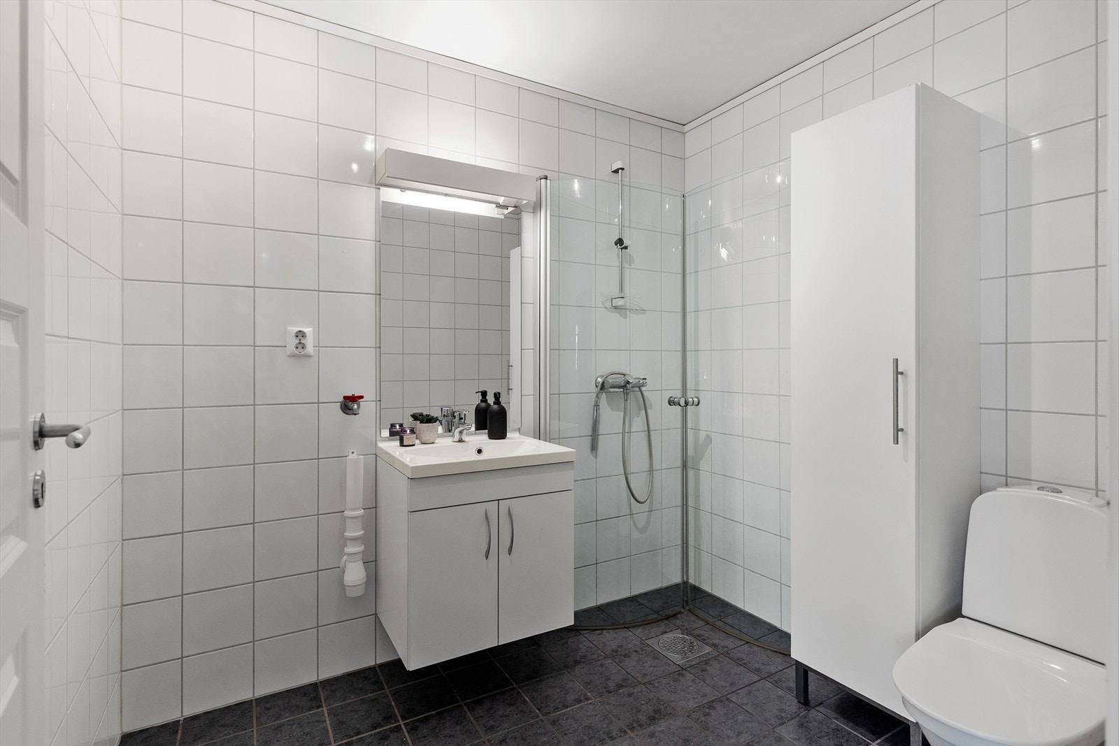 Pent flislagt bad med varme i gulv Galleribilde