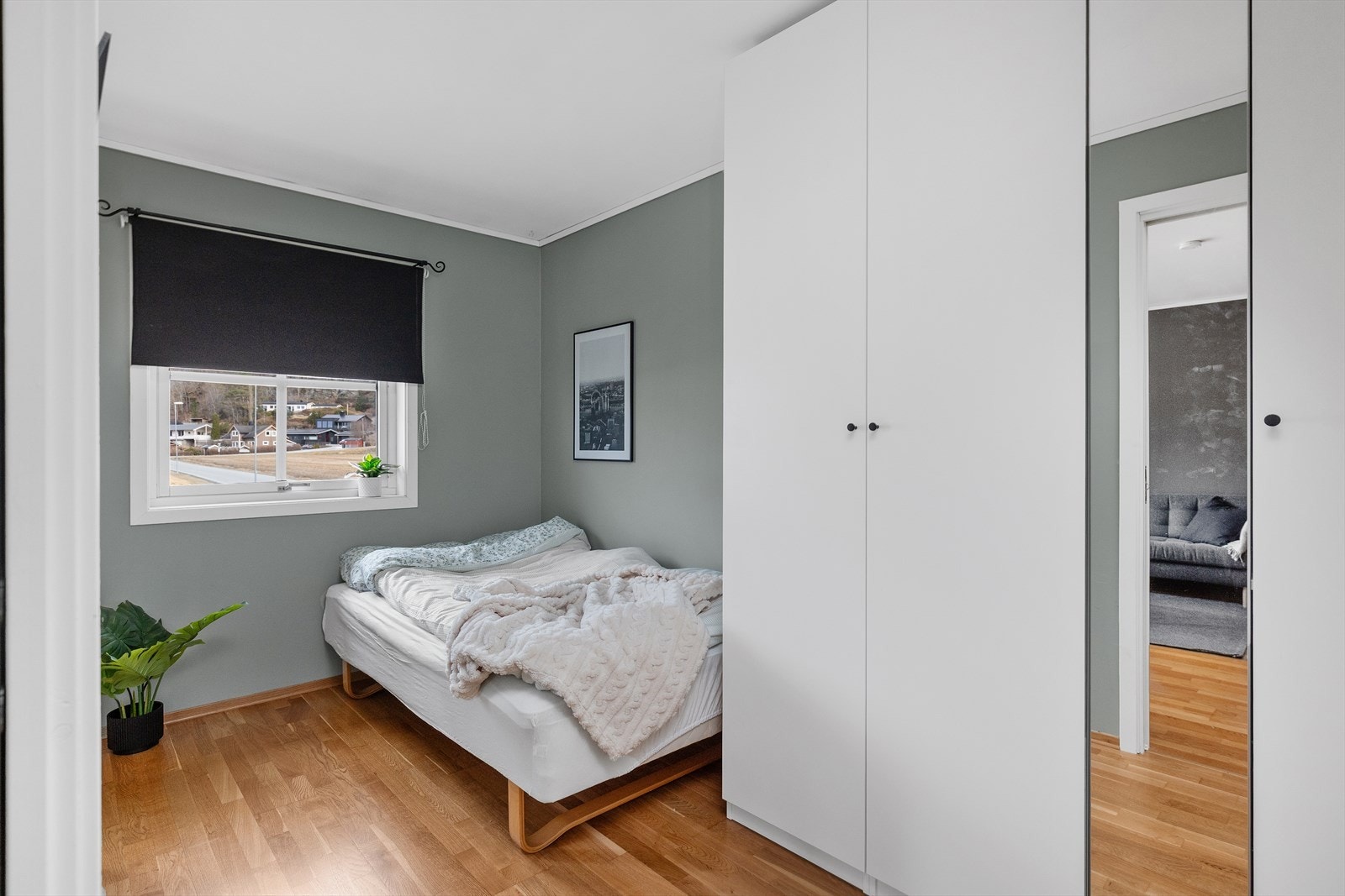 Soverommet er på 8 kvm. og har plass til oppbevaringsmøbler Galleribilde