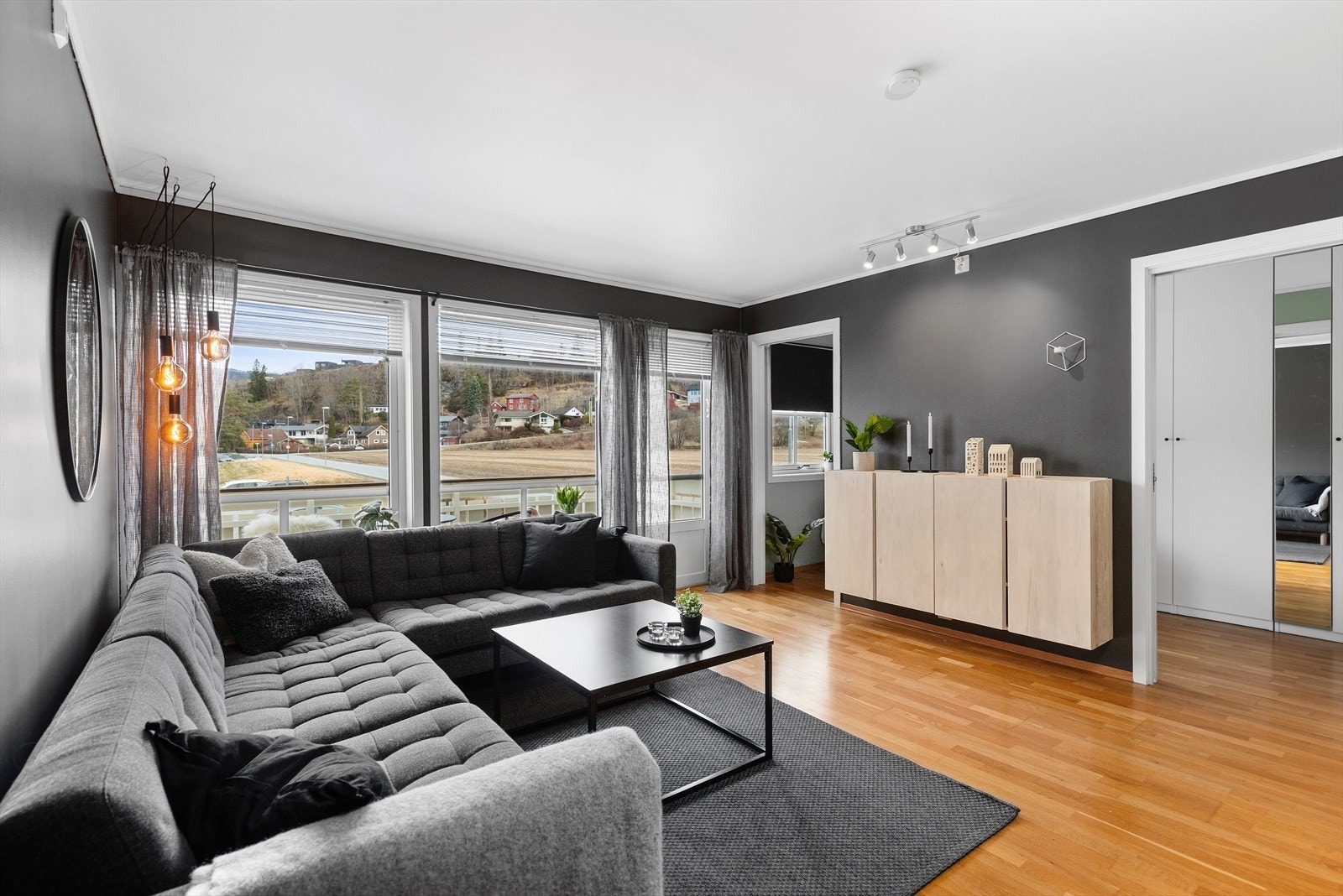 Åpen og pen stue med utgang til veranda. Galleribilde