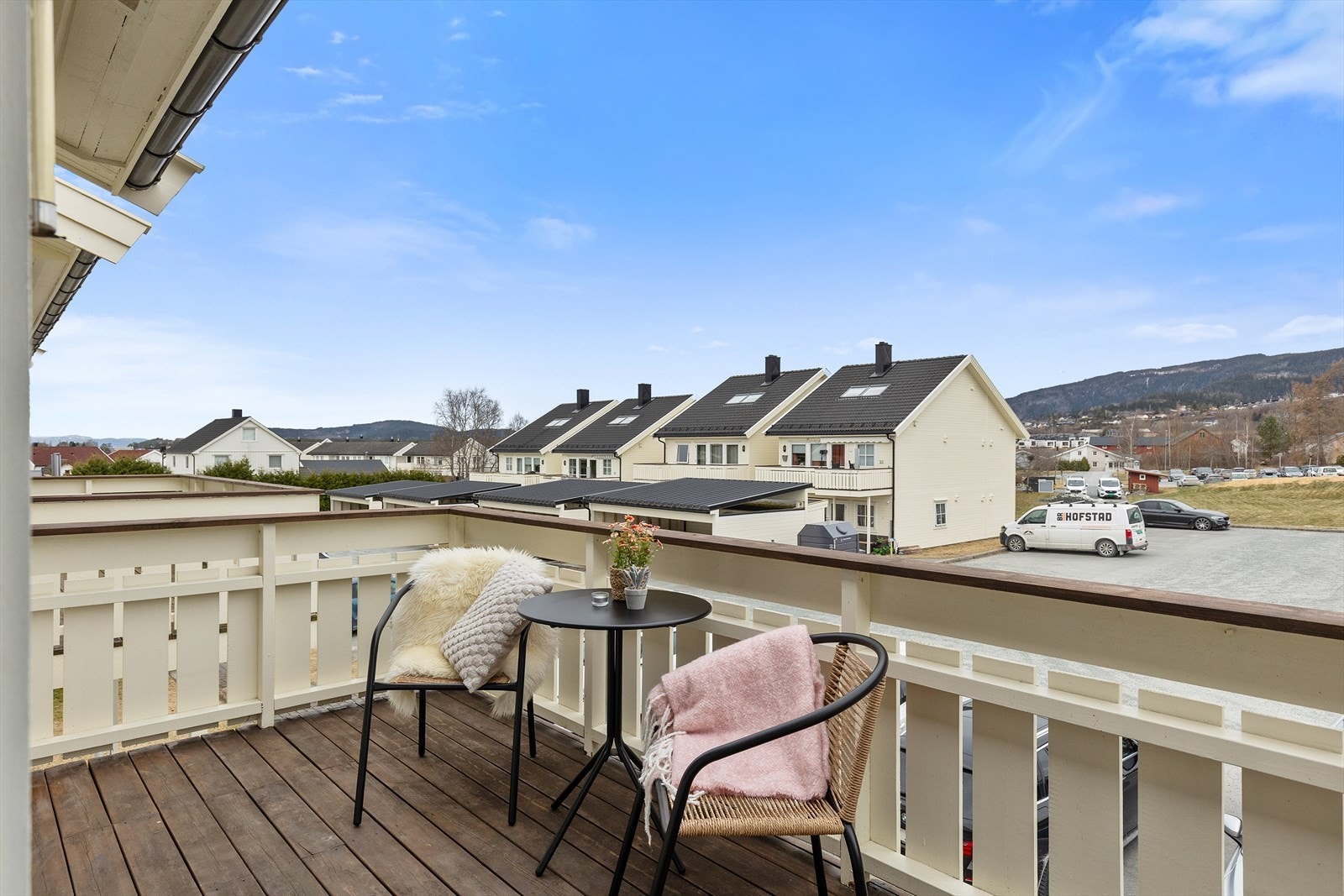 Romslig veranda på 8 kvm. med god plass for utemøbler Galleribilde