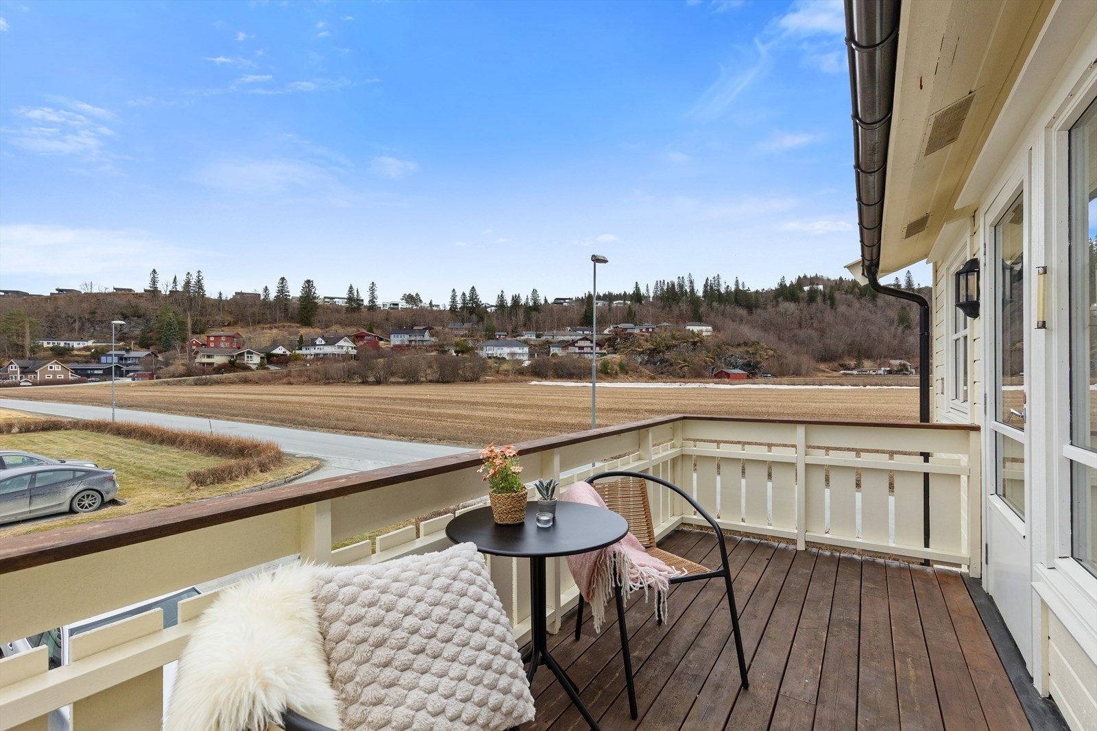 Fra verandaen kan man nyte kveldssola Galleribilde