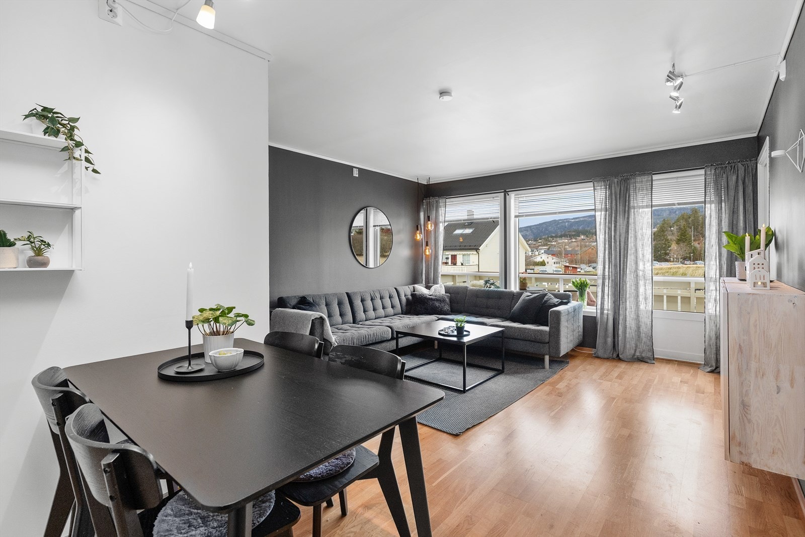 Mellom kjøkken og stue er det naturlig plass for spisebord om ønskelig Galleribilde