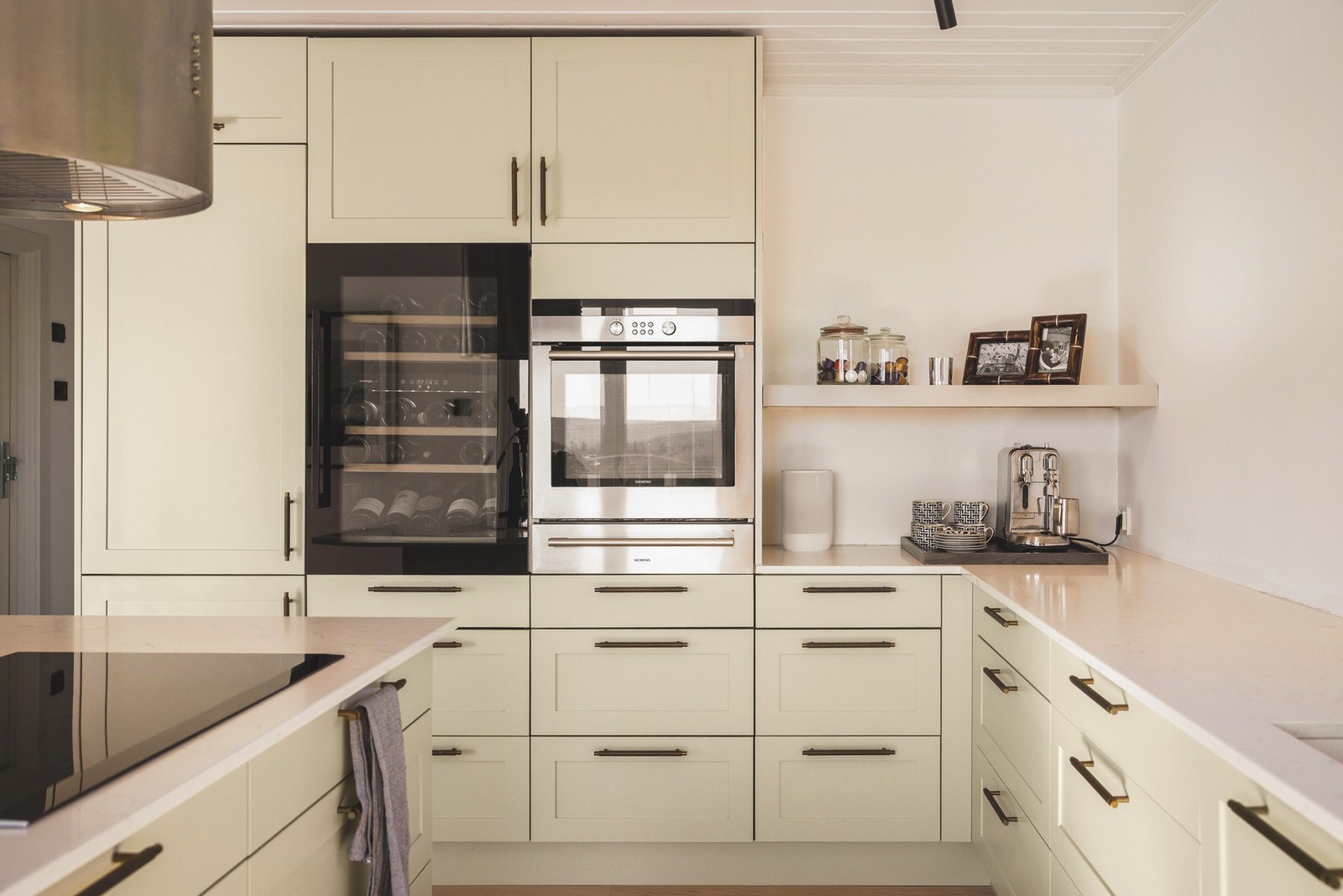 Boligen har en åpen kjøkkenløsning med innredning fra Schmidt og er utstyrt med profilerte fronter fra møbelsnekker Norfur og en praktisk kjøkkenøy som gir gode arbeidsflater og sosial sone. Galleribilde