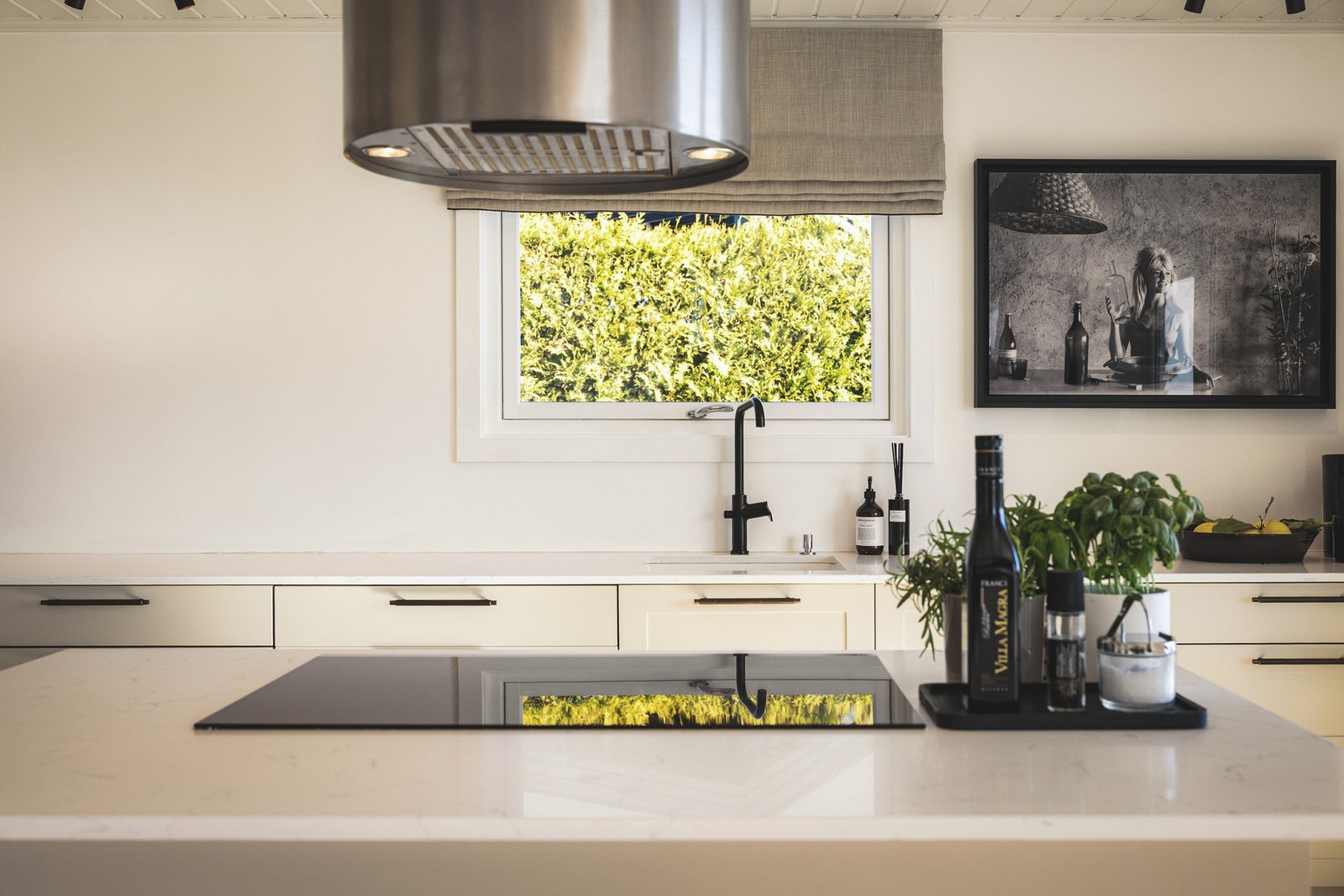 Det er integrerte hvitevarer fra Siemens og Bek som stekeovn, varmeskuff, platetopp, oppvaskmaskin, kjøleskap med fryser og vinkjøler. Fritthengende ventilator og komfyrvakt er også installert. Galleribilde