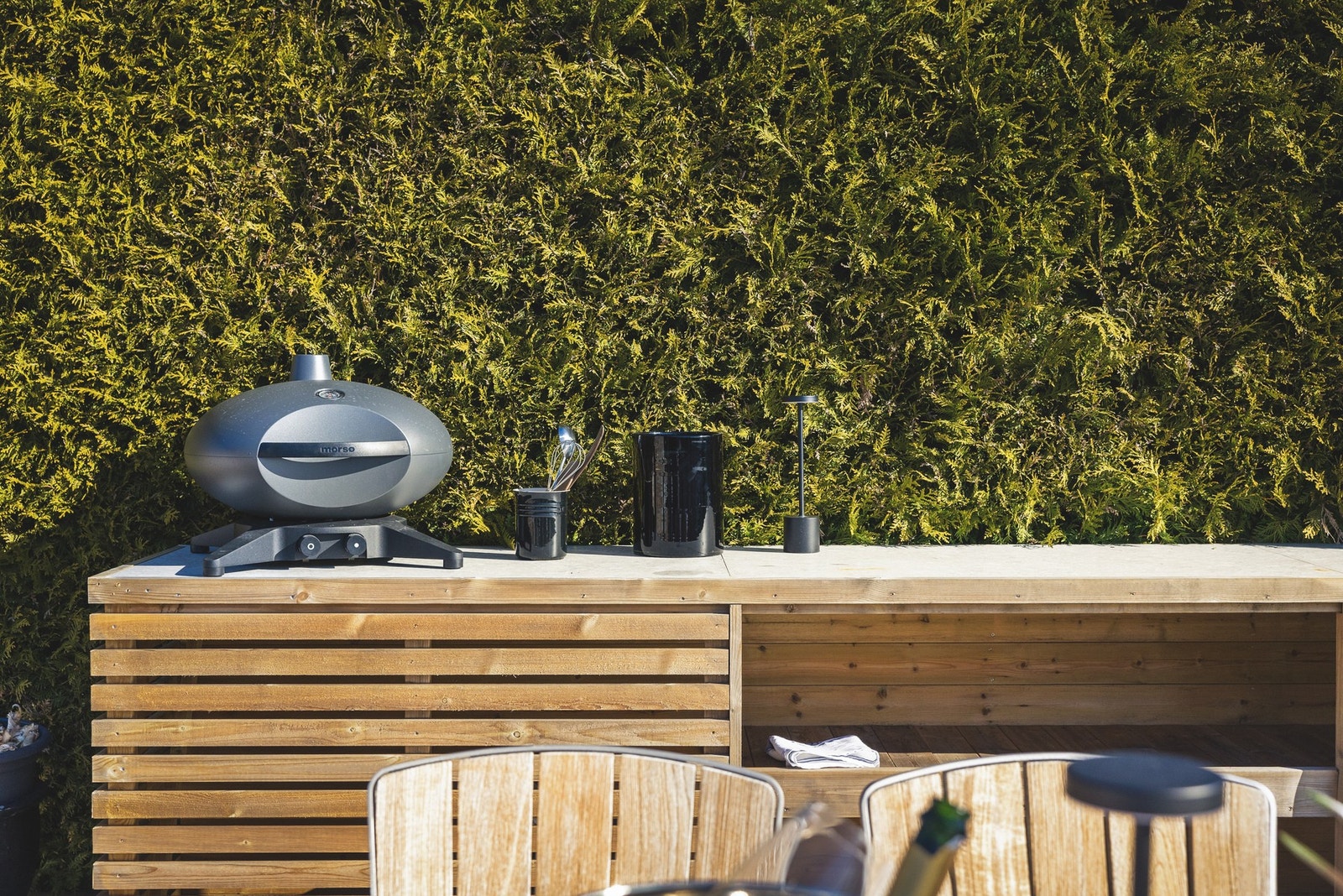 Utekjøkkenet er perfekt for hyggelige sammenkomster med venner, hvor man kan nyte solnedgangen i lune og solrike omgivelser. Galleribilde