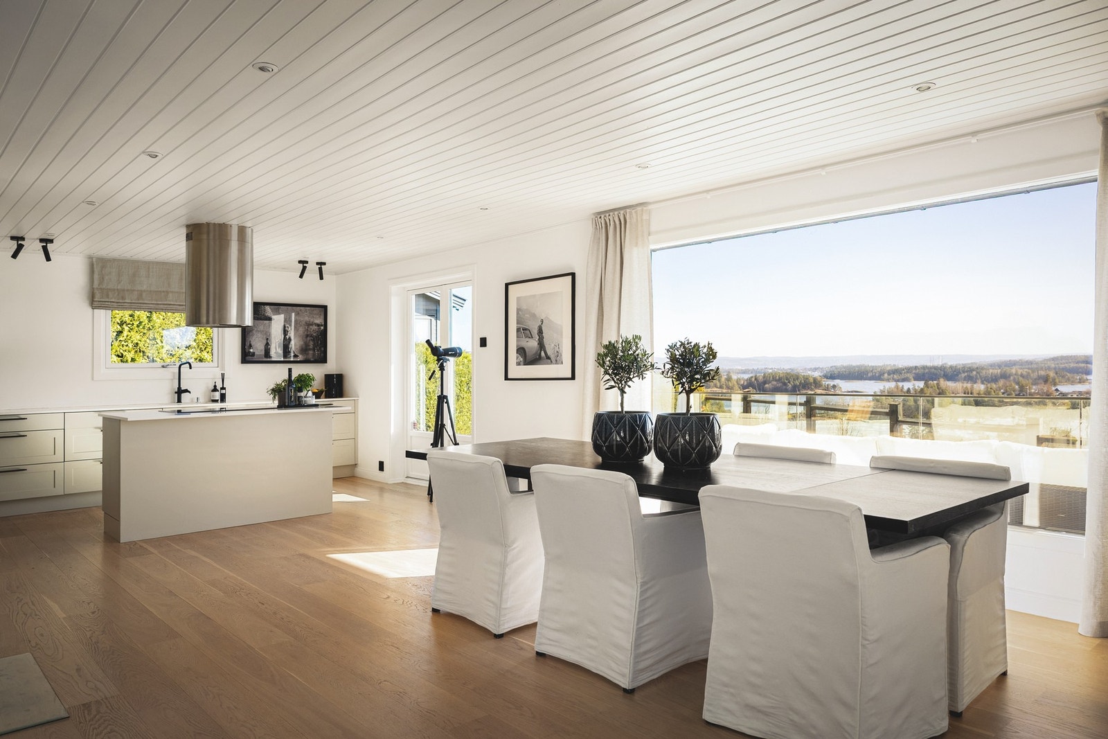 Store vinduer gjør boligen rik på naturlig lys. Galleribilde