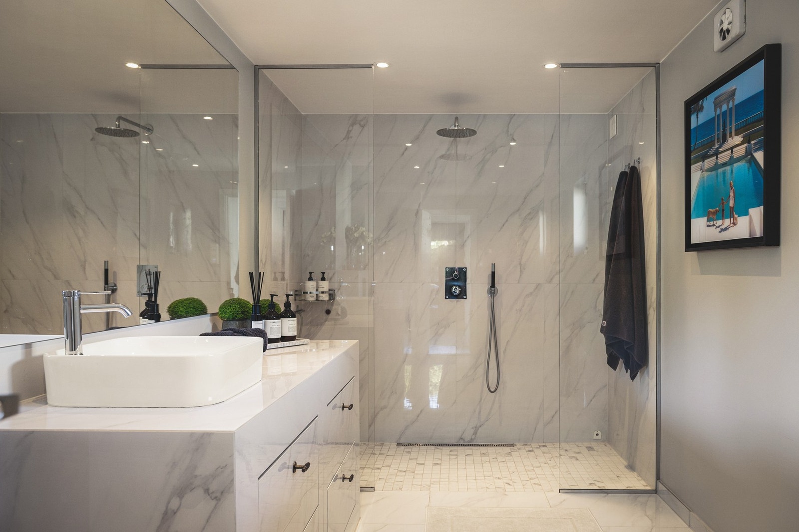 Lekkert baderom ble fornyet i 2022 med store marmorfliser. Galleribilde