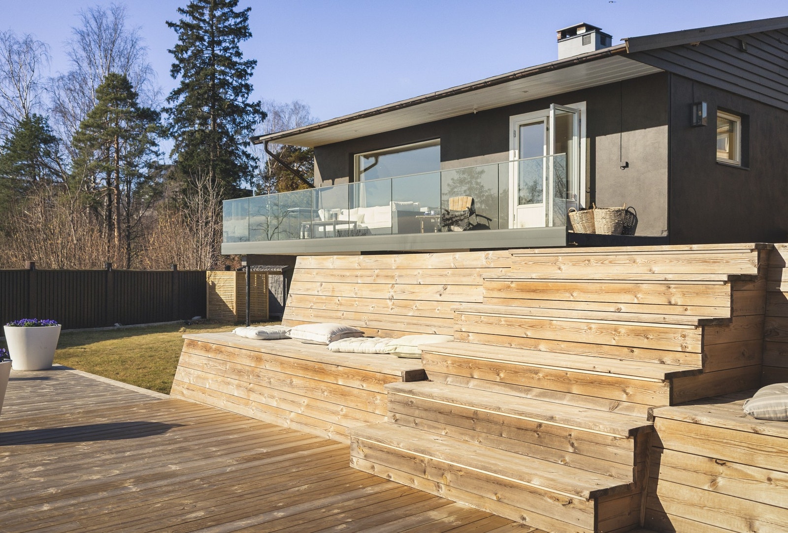 Nåværende eier har påkostet utearealet med 62kvm platting . Galleribilde