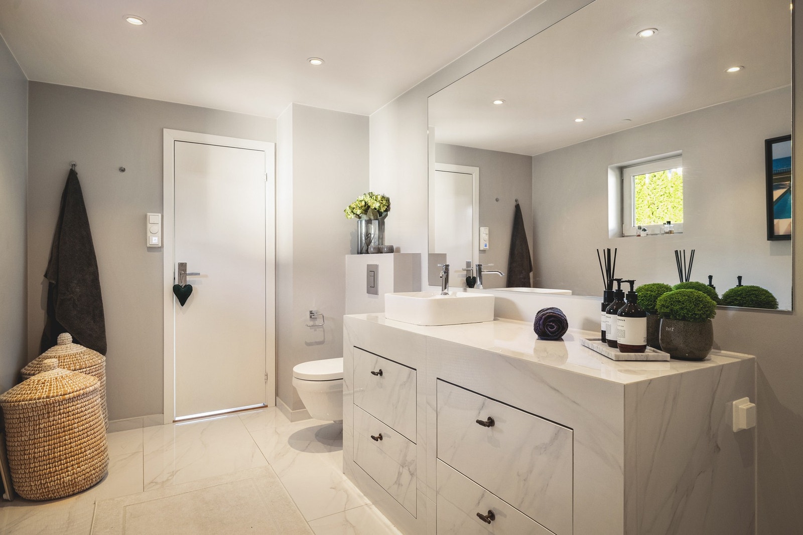 Romslig baderom har stort praktisk speil og god belysning med spotter i tak. Galleribilde